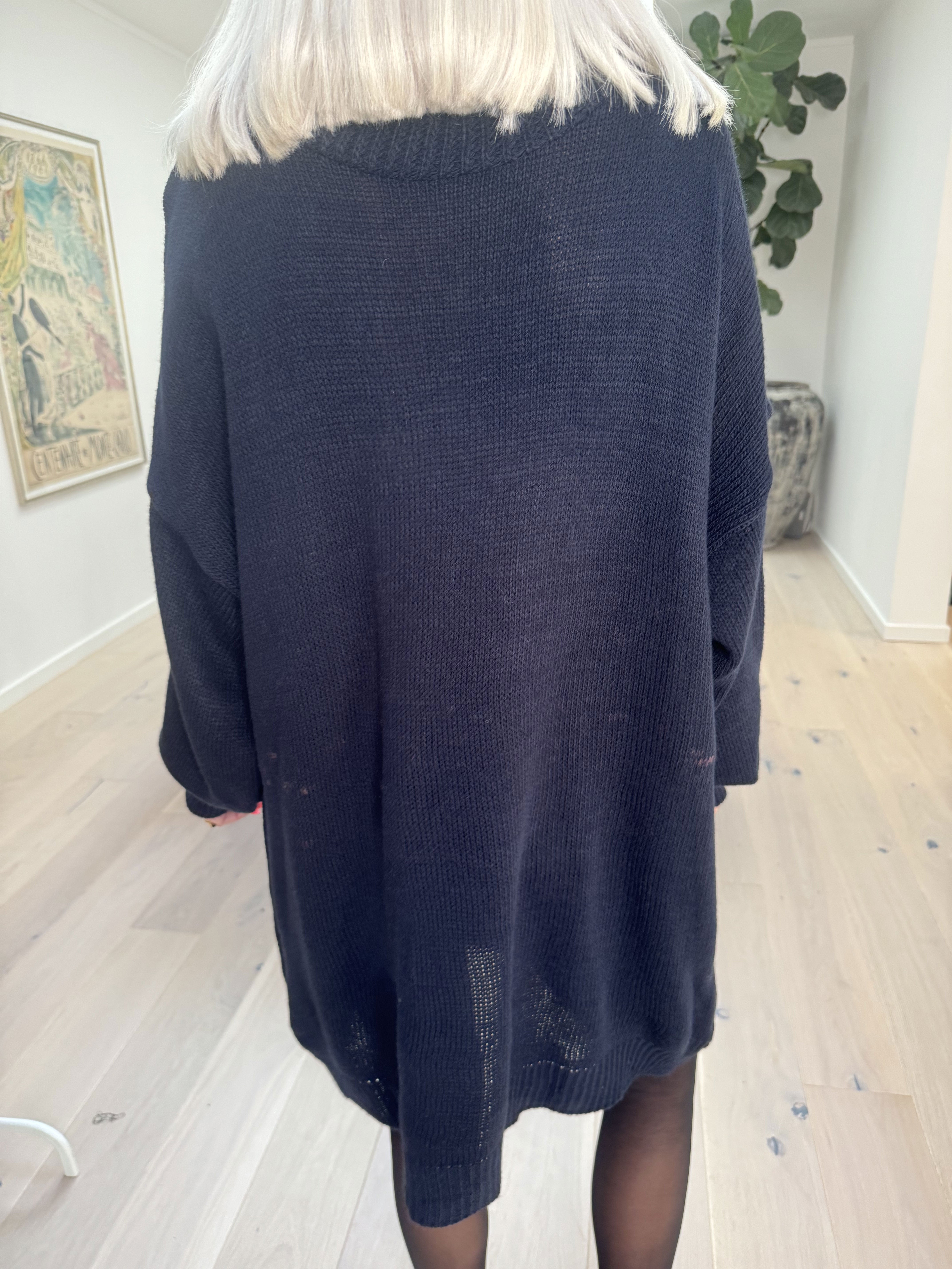 Blair - Enfärgad stickad klänning med polokrage