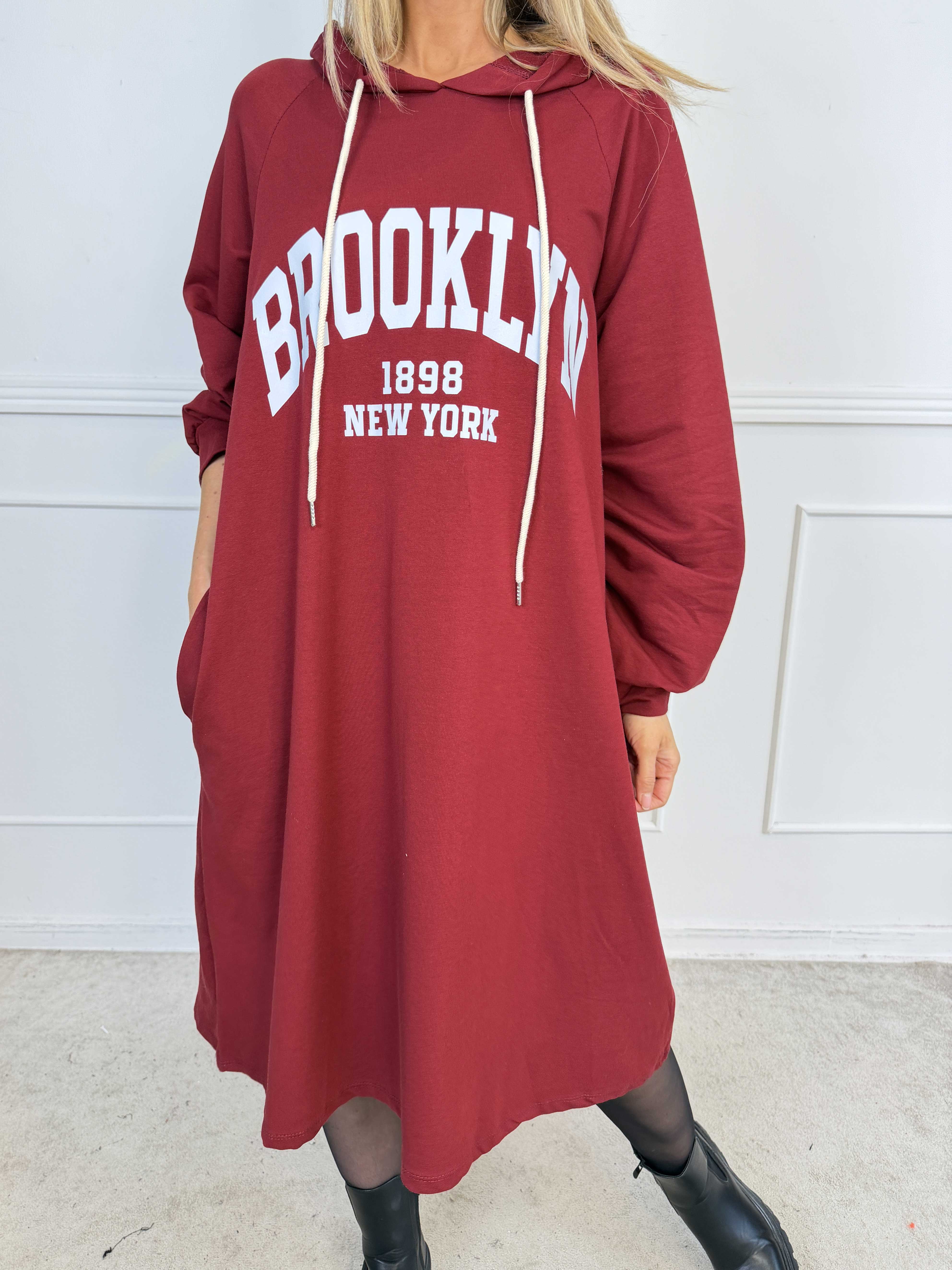 Brooklyn - Lång och skön hoodieklänning i mjuk bomull med ett coolt BROOKLYN-tryck på bröstet