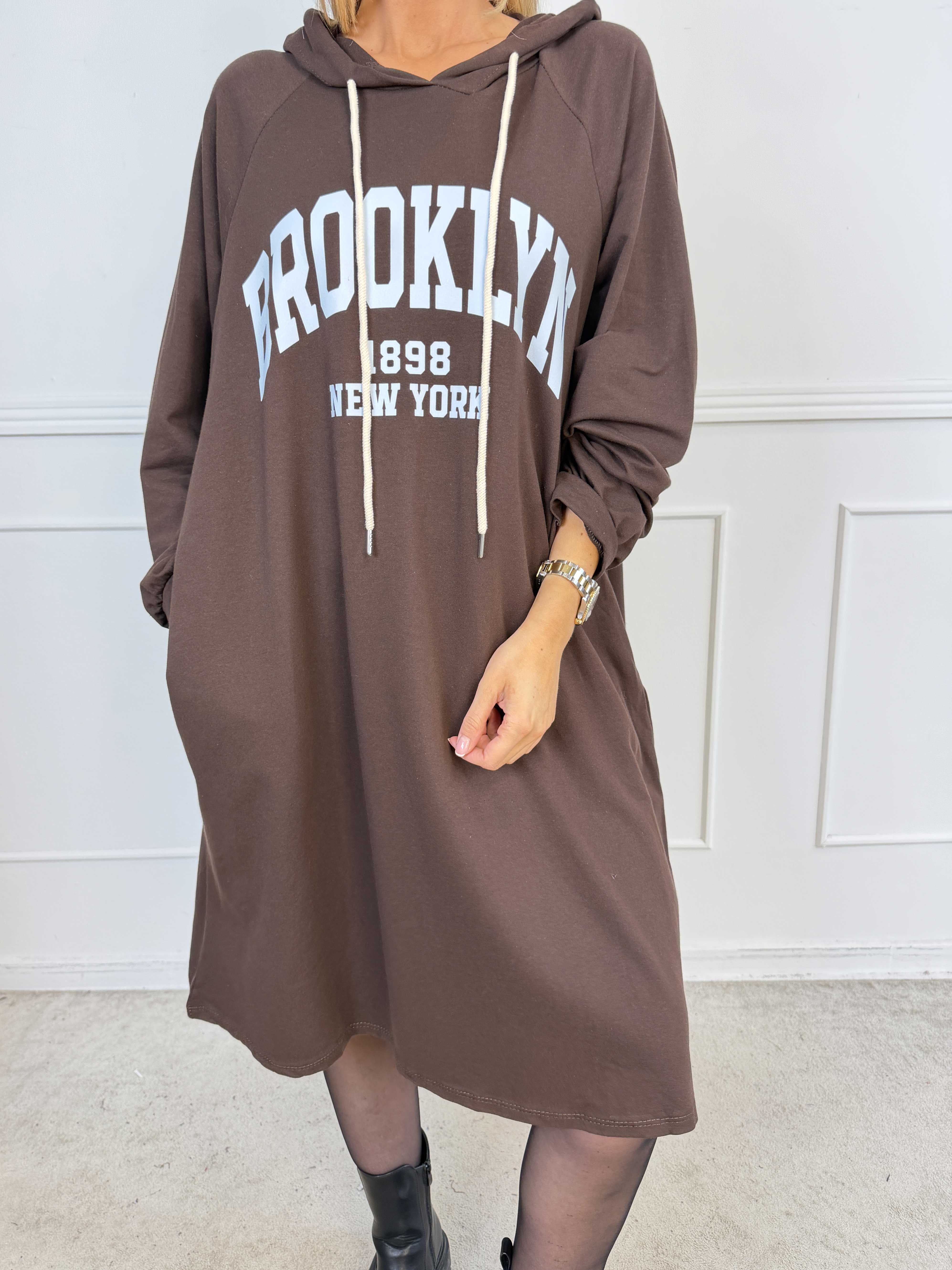Brooklyn - Lång och skön hoodieklänning i mjuk bomull med ett coolt BROOKLYN-tryck på bröstet