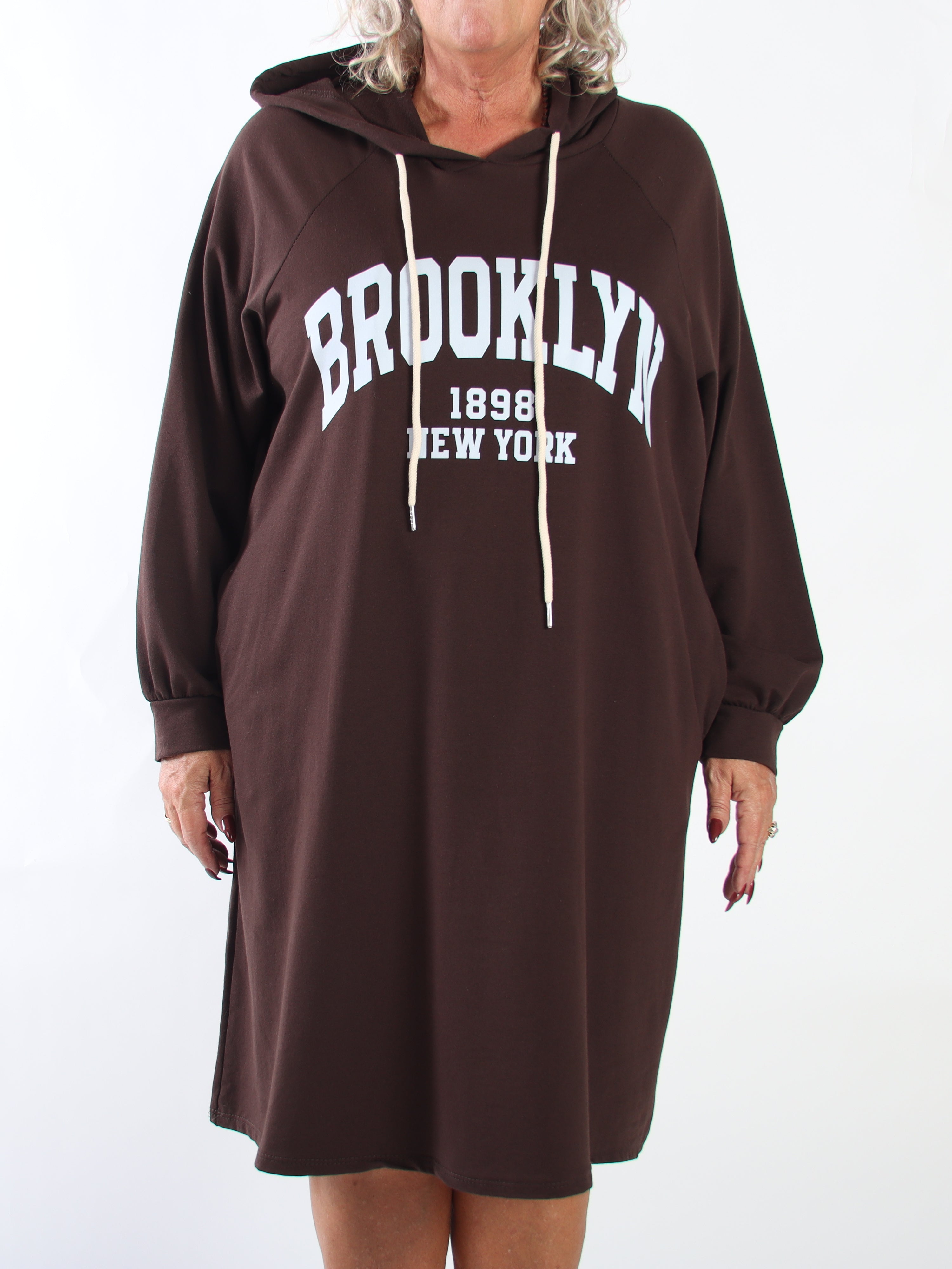 Brooklyn - Lång hoodieklänning i plus size i mjuk bomull med ett coolt BROOKLYN-tryck på bröstet