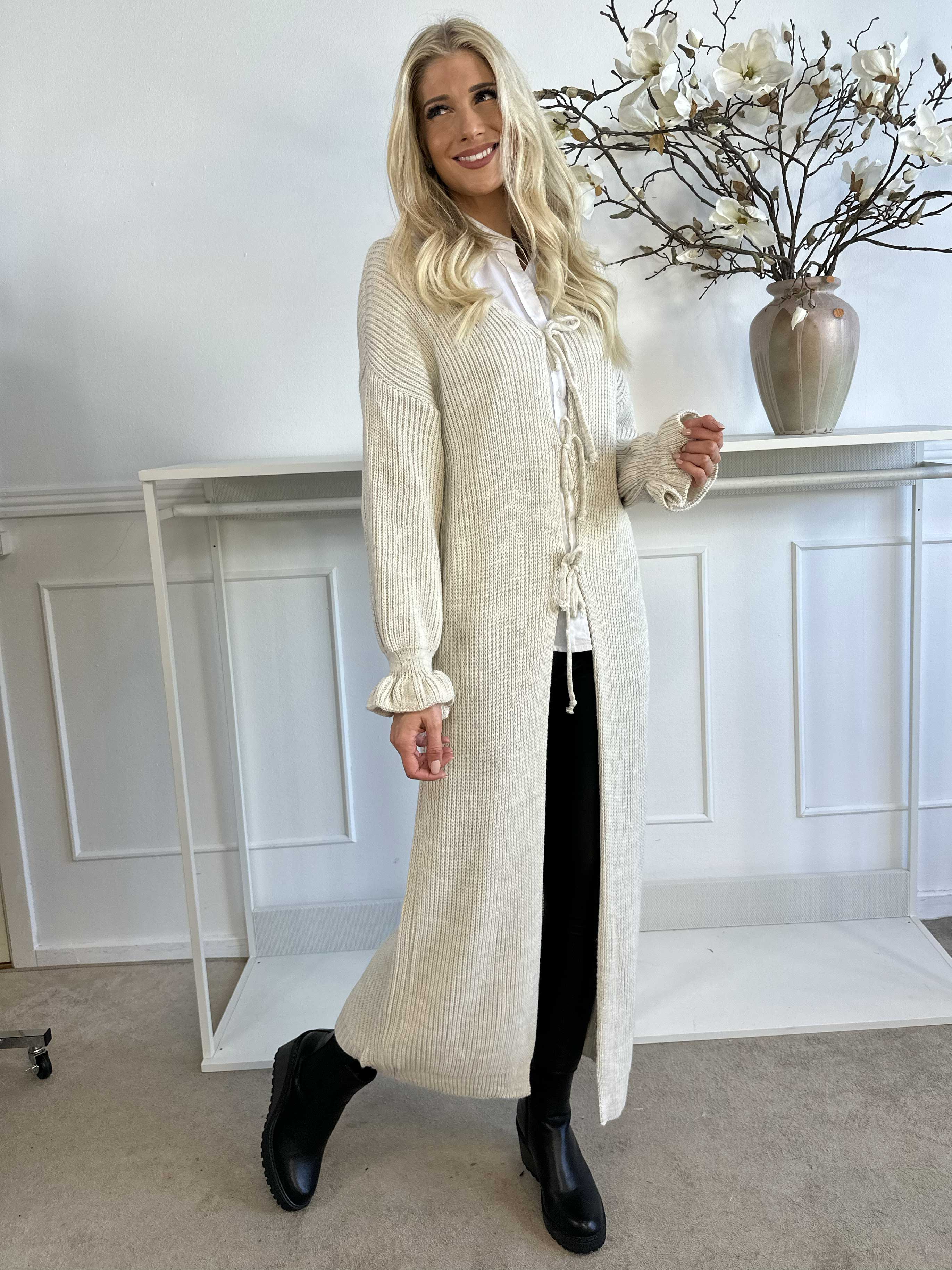 Catalina - Lång stickad kofta med rosetter och volangkant