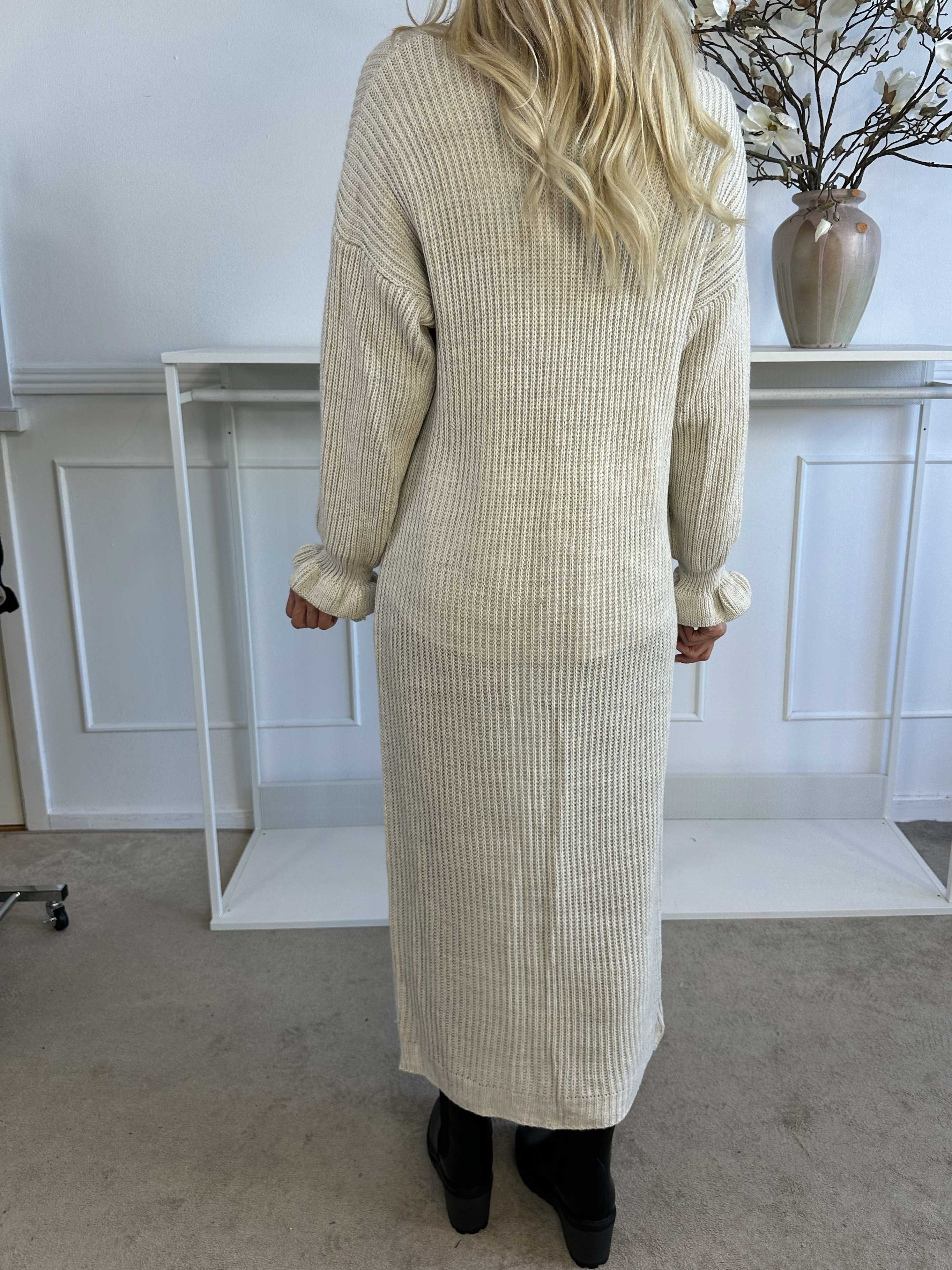 Catalina - Lång stickad kofta med rosetter och volangkant