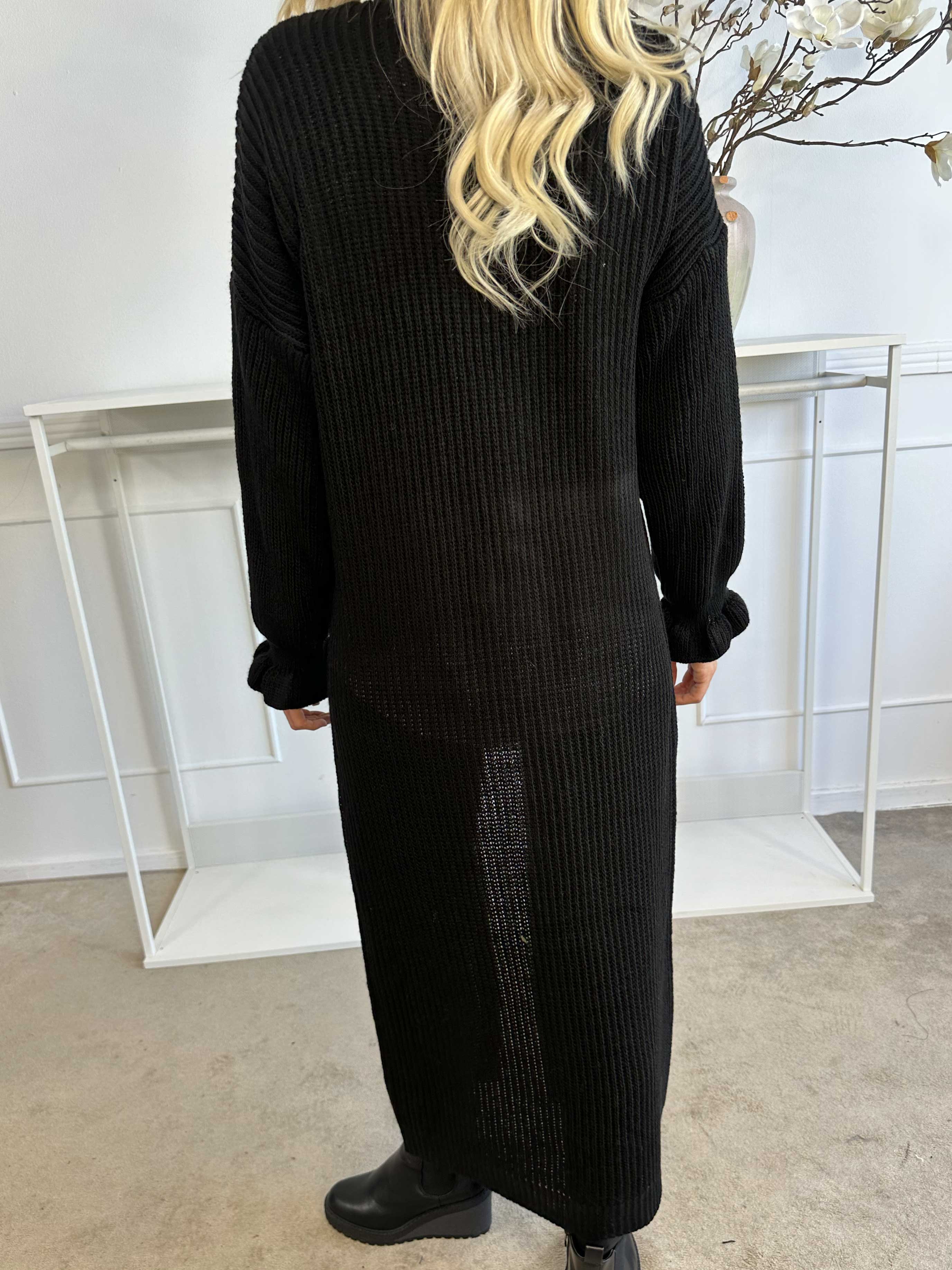 Catalina - Lång stickad kofta med rosetter och volangkant