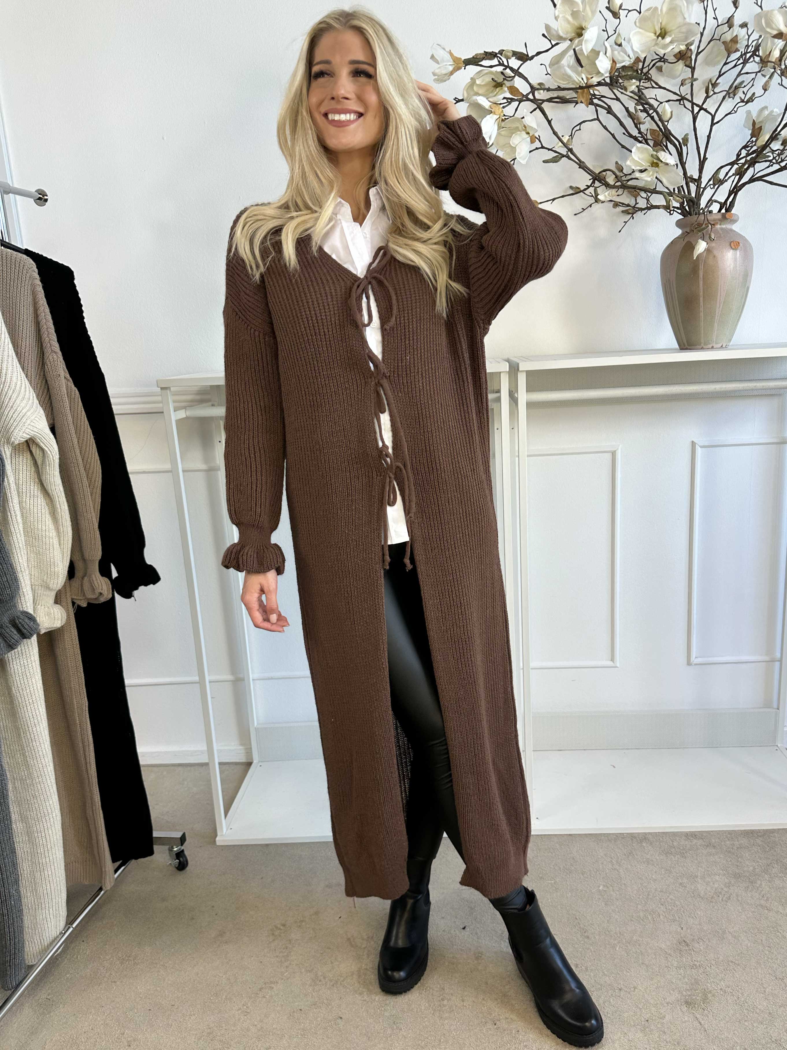 Catalina - Lång stickad kofta med rosetter och volangkant