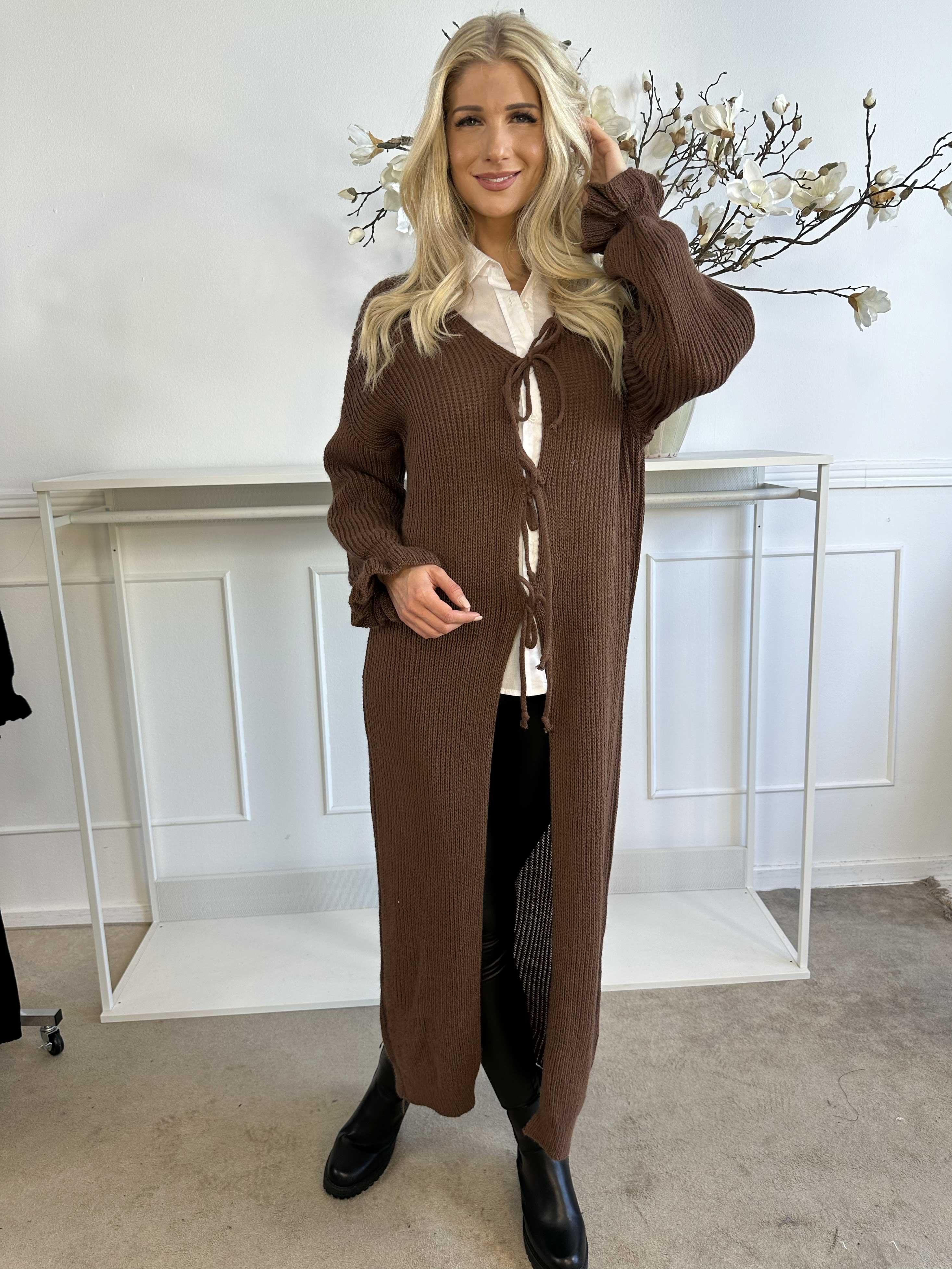 Catalina - Lång stickad kofta med rosetter och volangkant