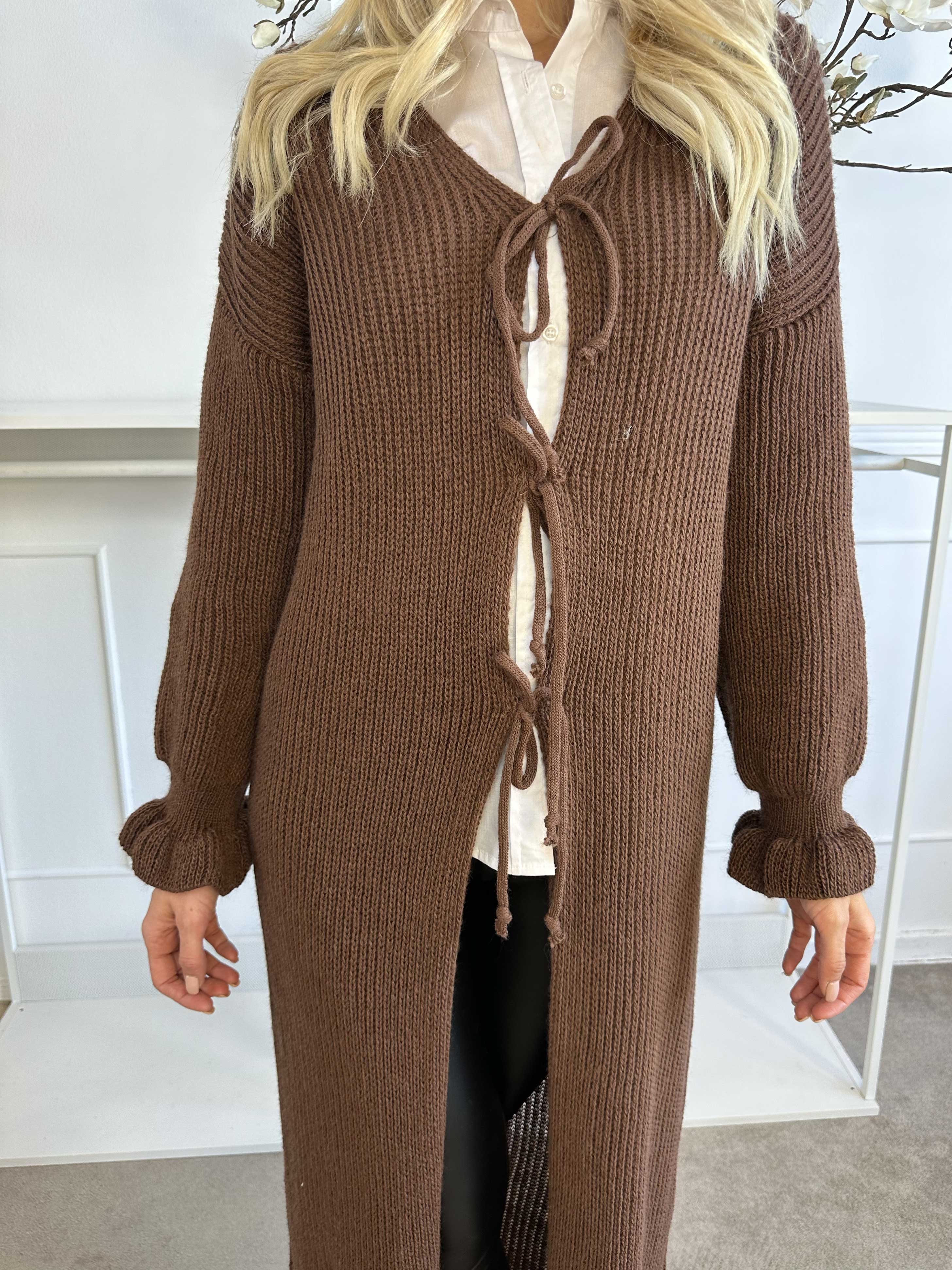 Catalina - Lång stickad kofta med rosetter och volangkant