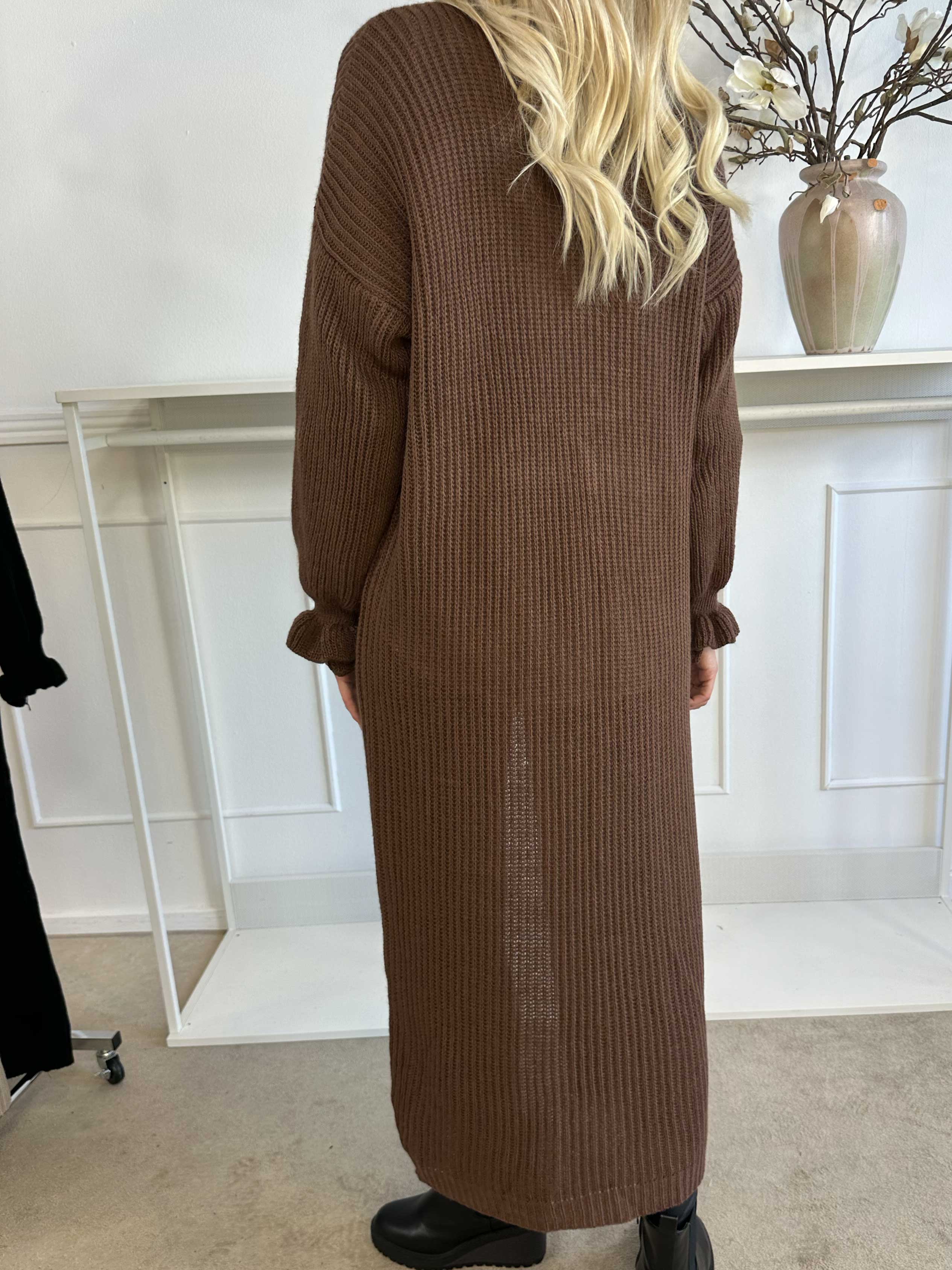 Catalina - Lång stickad kofta med rosetter och volangkant