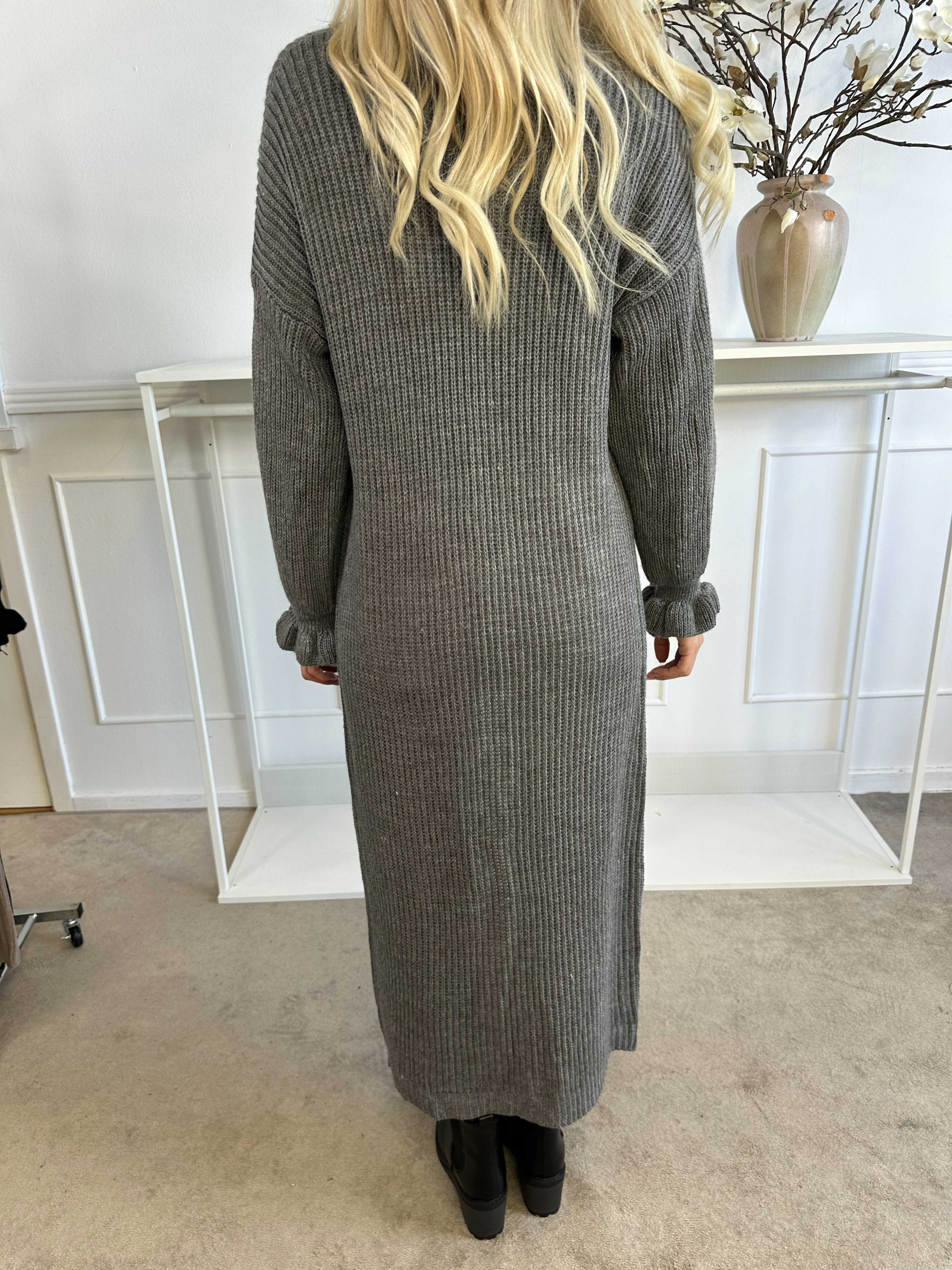 Catalina - Lång stickad kofta med rosetter och volangkant