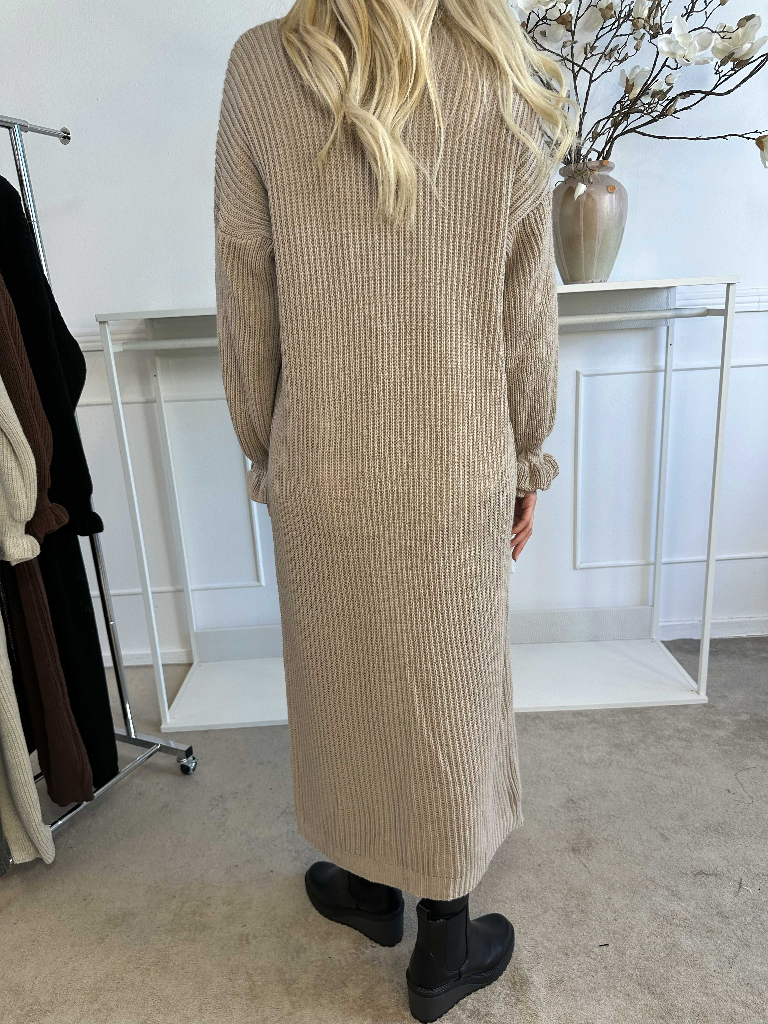 Catalina - Lång stickad kofta med rosetter och volangkant