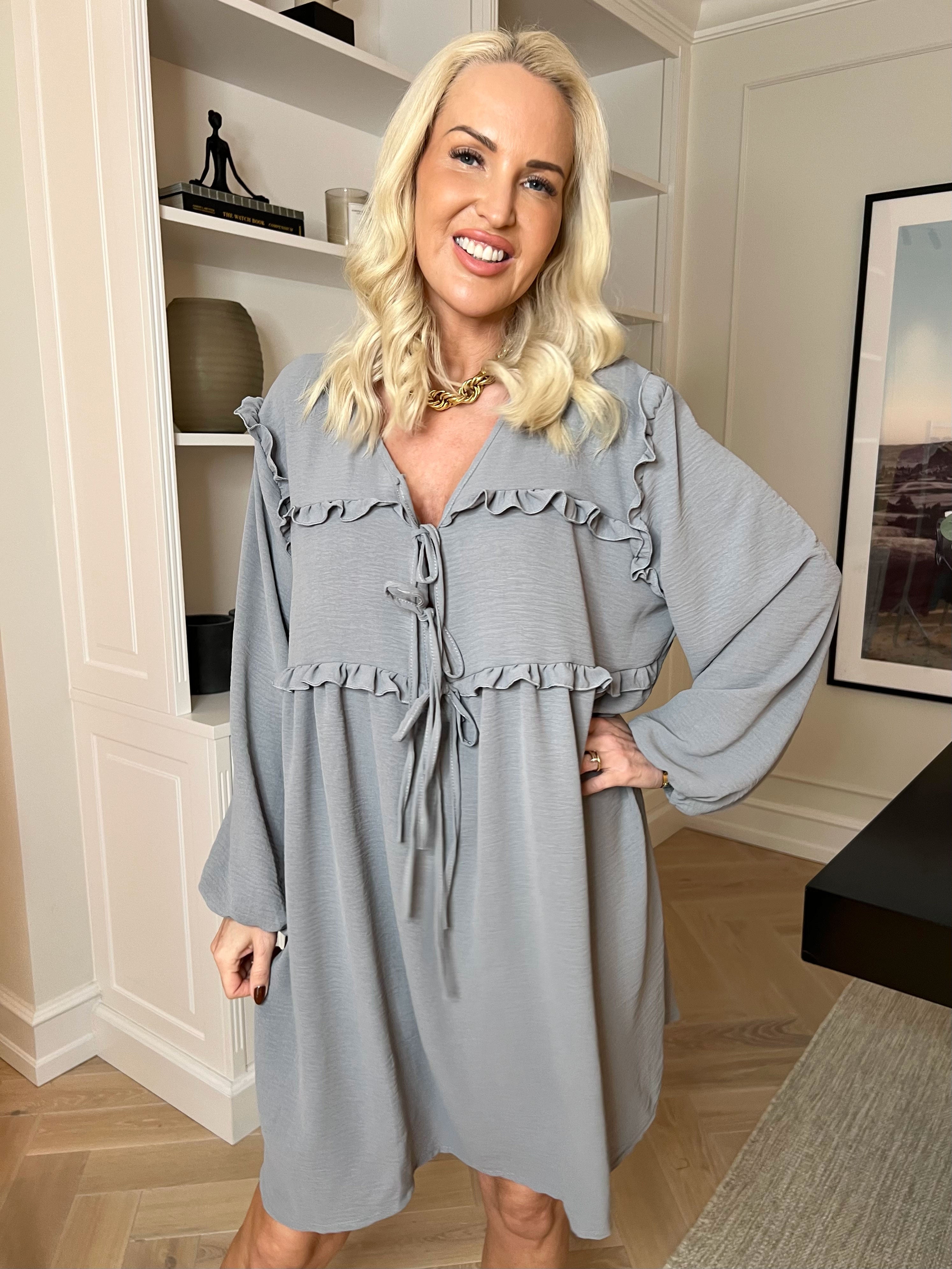 Catalina - Sød tunikakjole i viskose med flæser og sløjfer