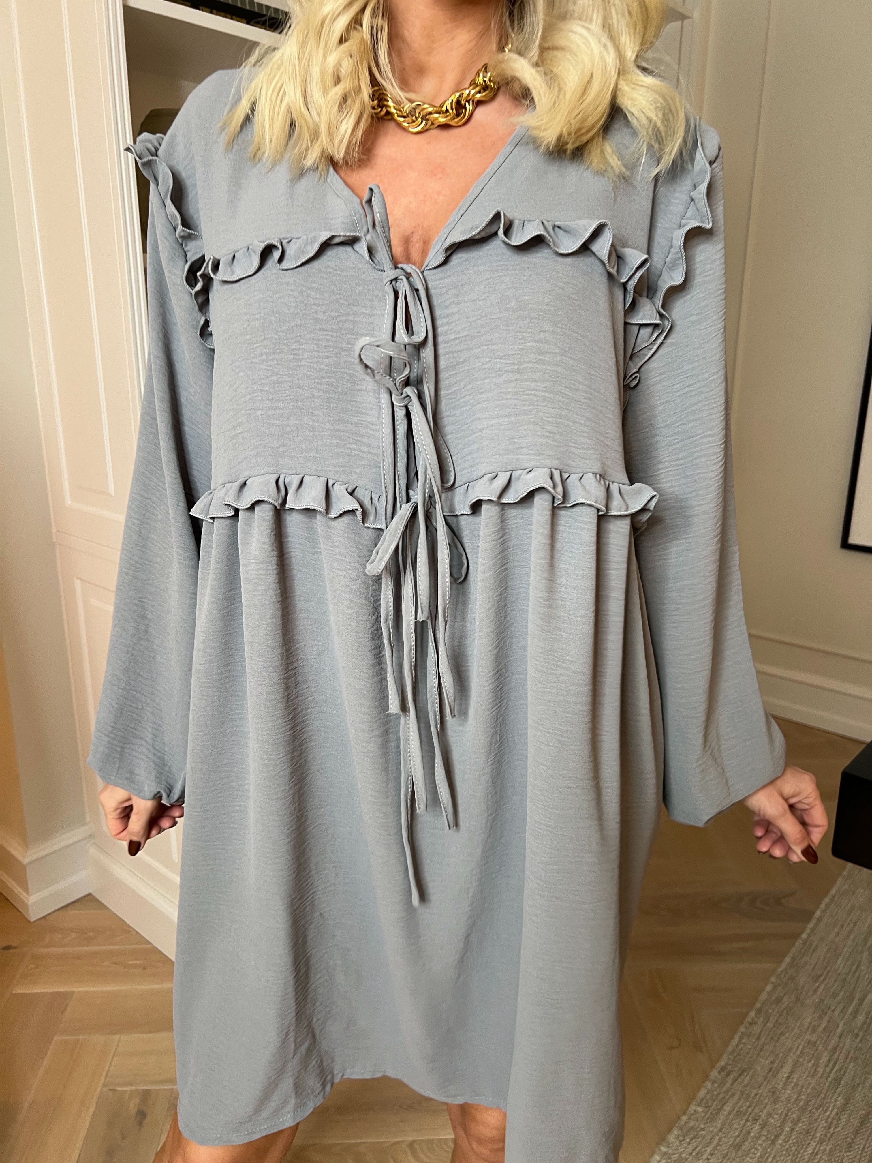 Catalina - Sød tunikakjole i viskose med flæser og sløjfer