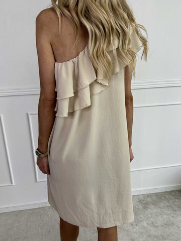 Catelyn - Söt one shoulder klänning med volanger