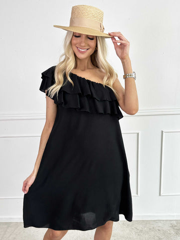 Catelyn - Söt one shoulder klänning med volanger