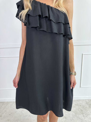 Catelyn - Söt one shoulder klänning med volanger