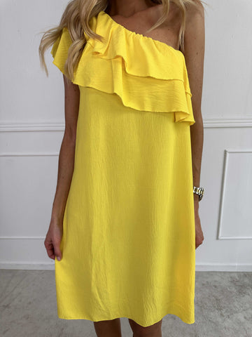Catelyn - Söt one shoulder klänning med volanger