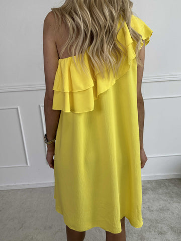 Catelyn - Söt one shoulder klänning med volanger