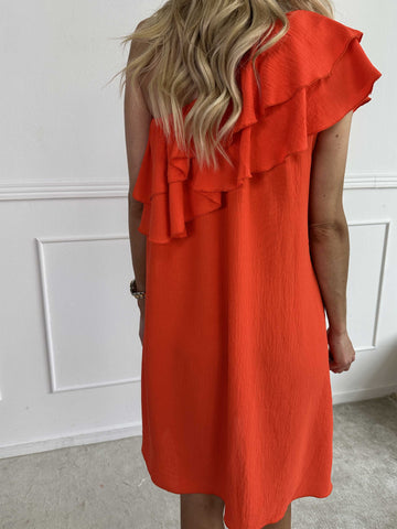 Catelyn - Söt one shoulder klänning med volanger