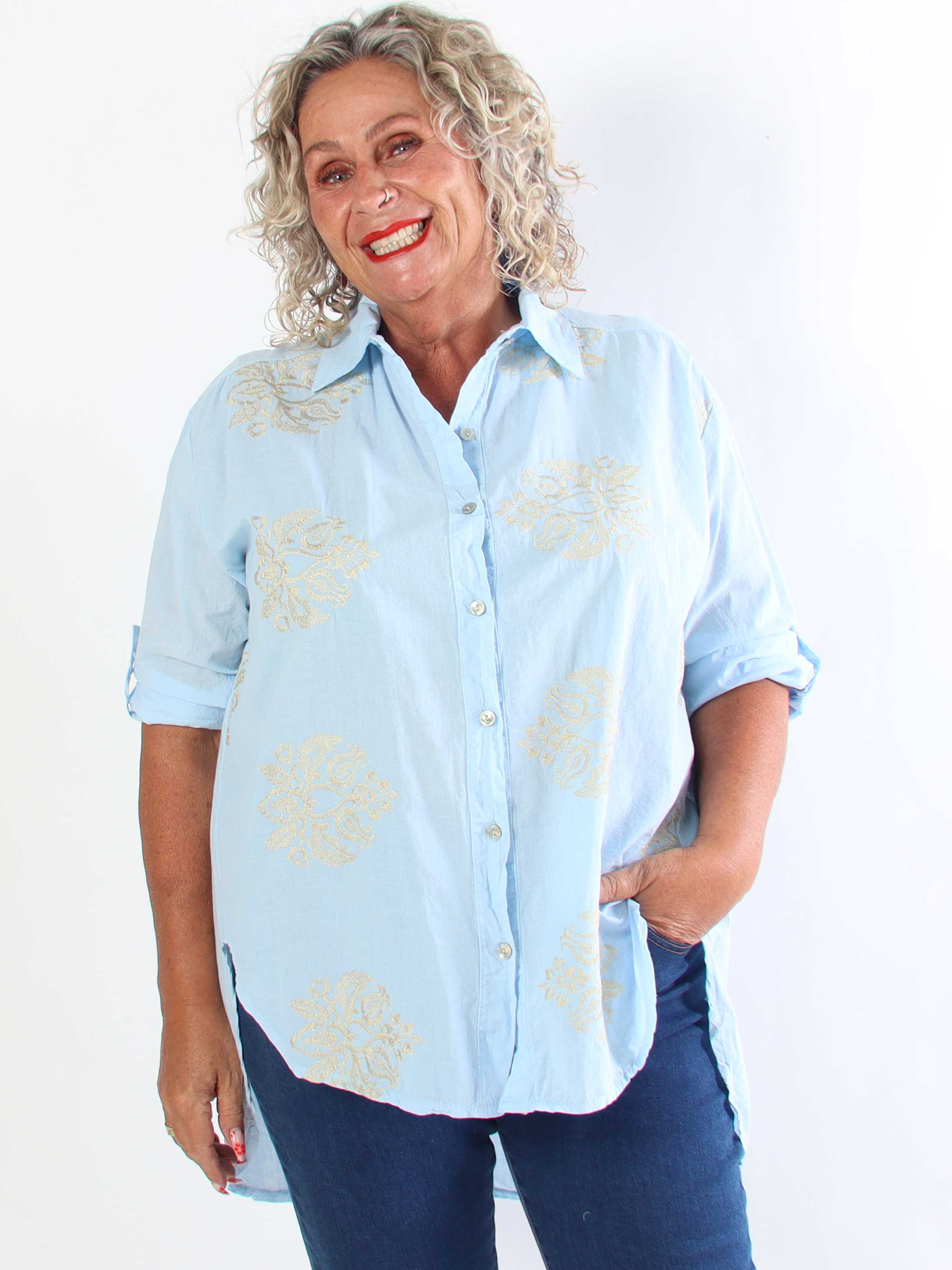 Catherina – Elegant plus size bomullsskjorta med fina, broderade gulddetaljer