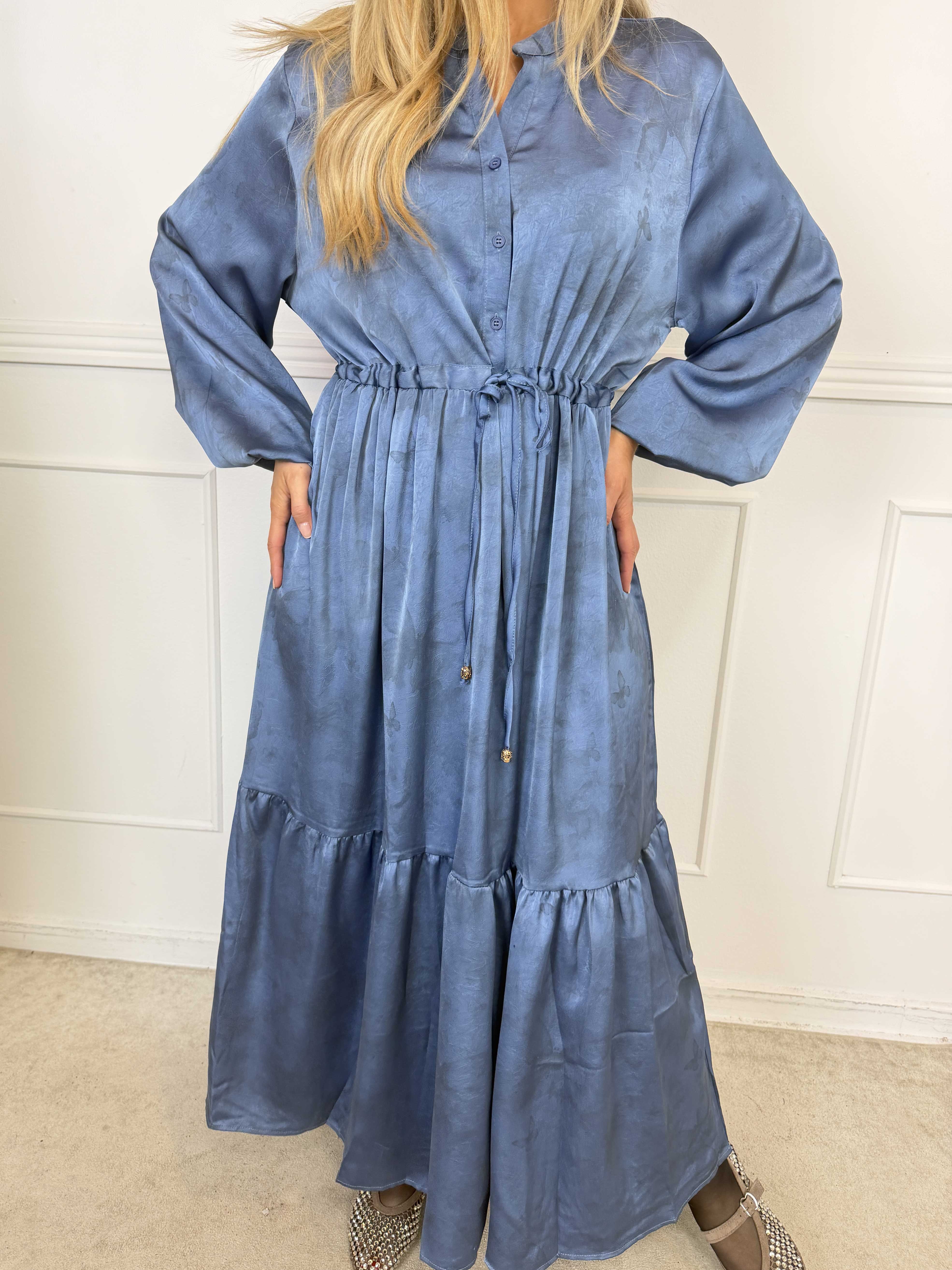 Cecilie - Lång och elegant klänning i viskos med ett vackert, svagt skimrande fjärilsmönster