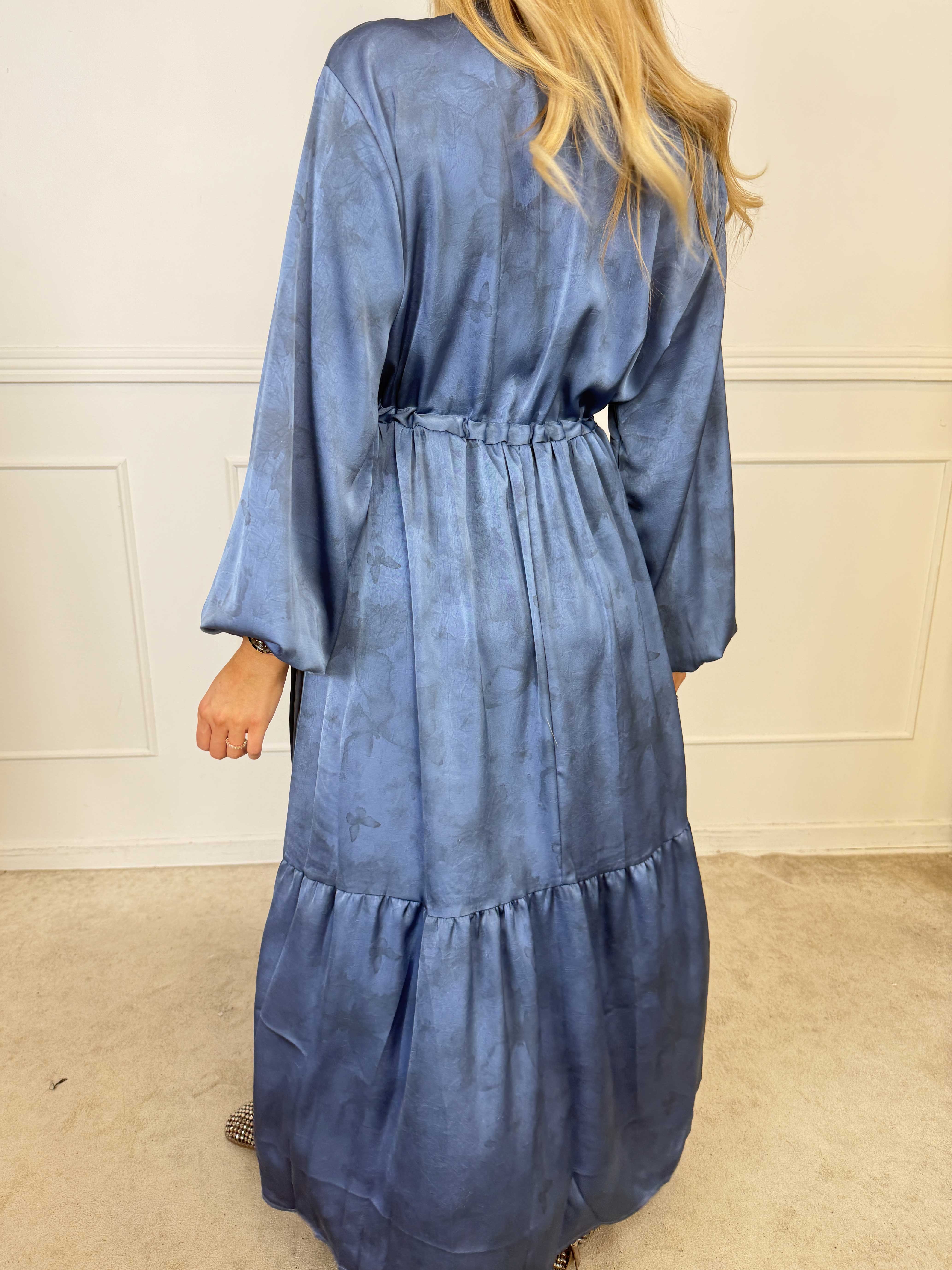 Cecilie - Lång och elegant klänning i viskos med ett vackert, svagt skimrande fjärilsmönster