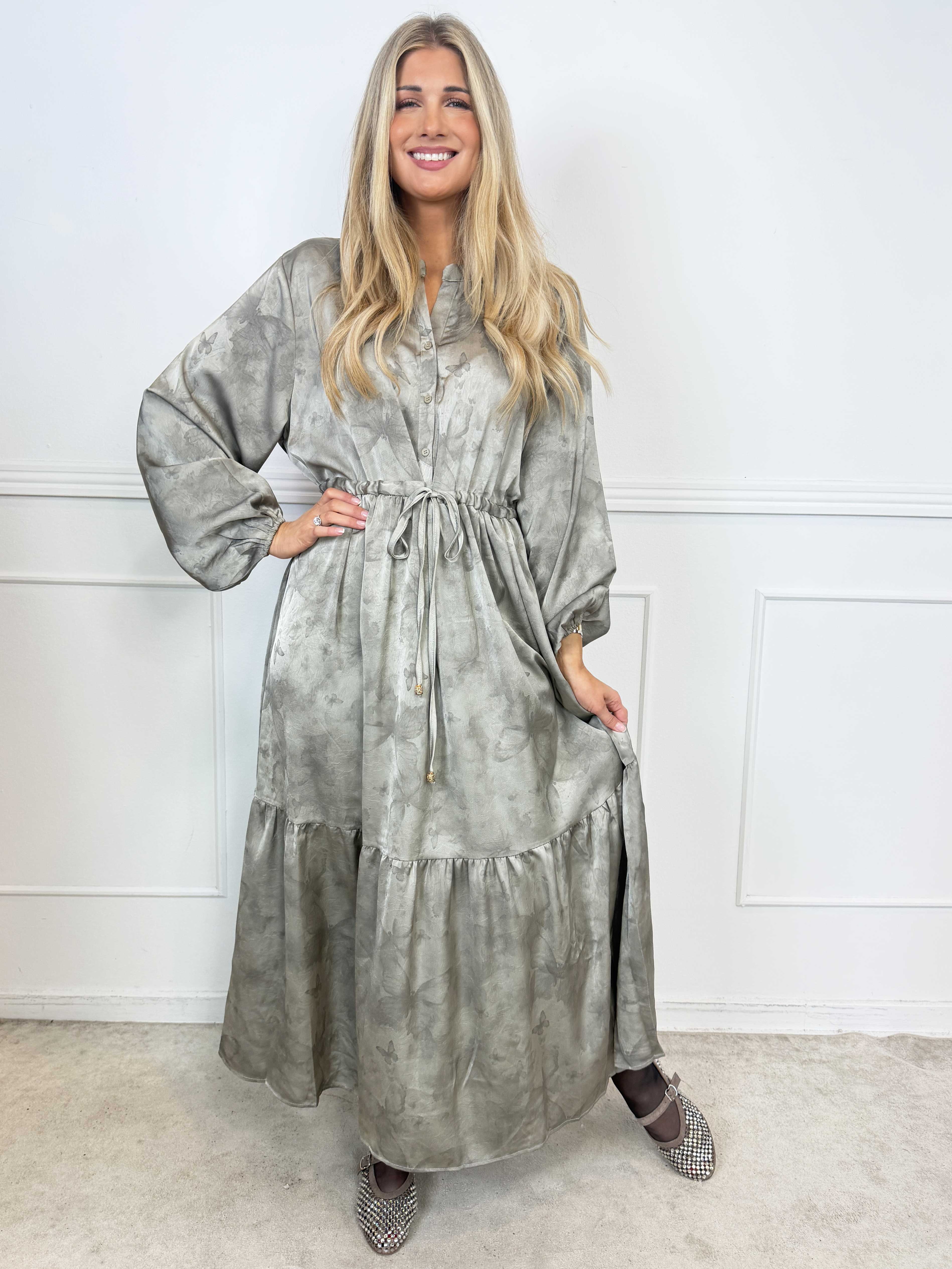 Cecilie - Lång och elegant klänning i viskos med ett vackert, svagt skimrande fjärilsmönster