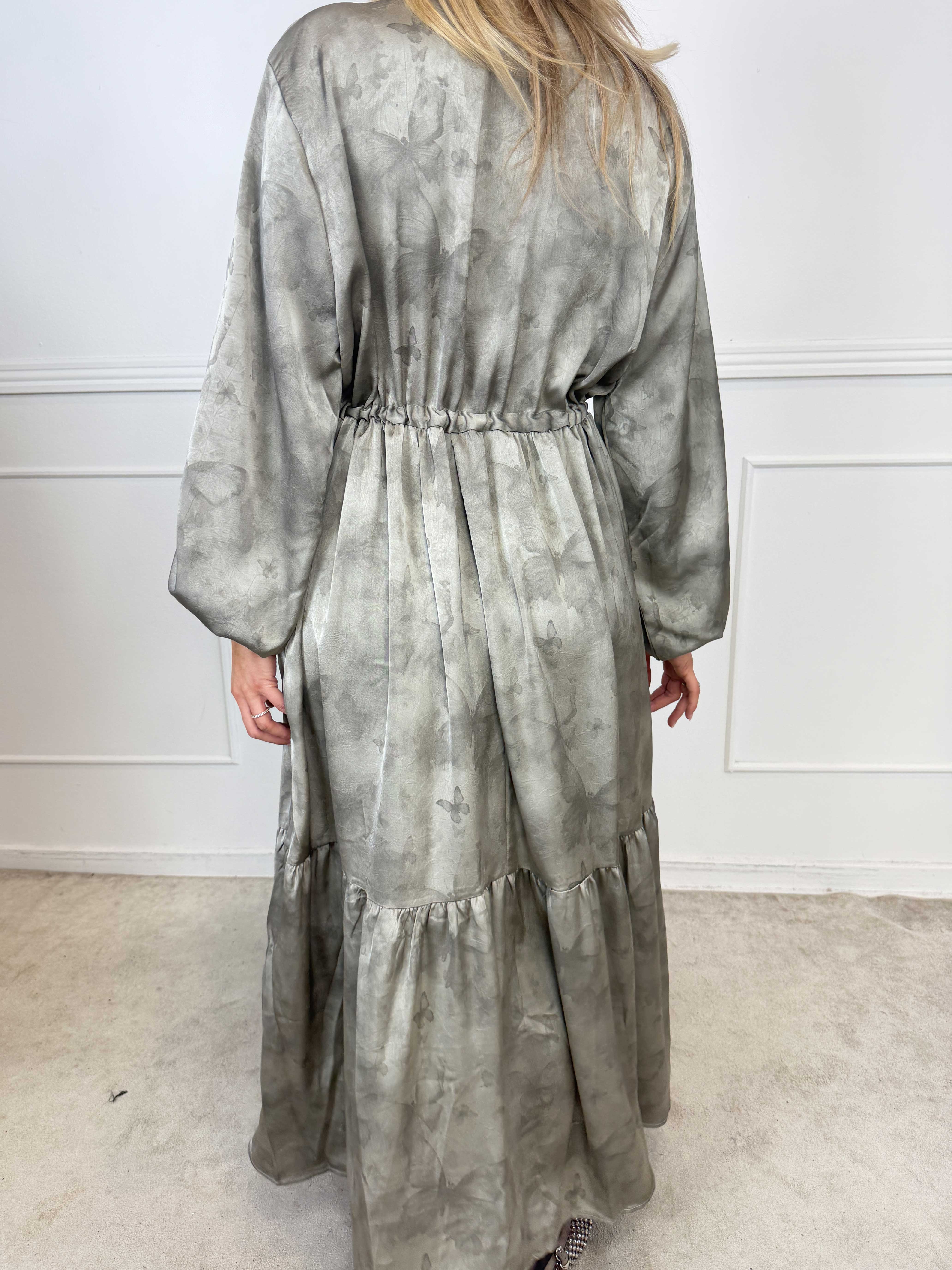 Cecilie - Lång och elegant klänning i viskos med ett vackert, svagt skimrande fjärilsmönster