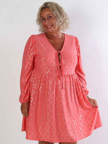 Cersei Gold Check - Plus size babydoll kjole med guldprint og sløjfer