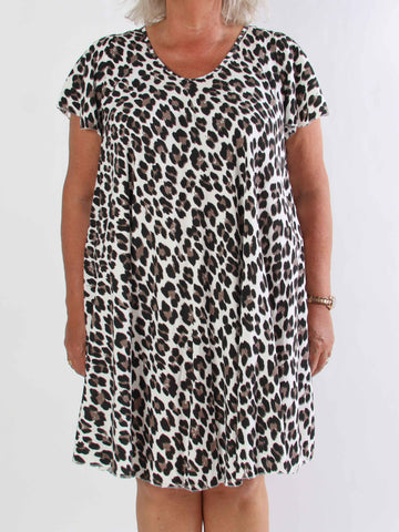 Chione - Söt plus size kklänning i A-form med leopardmönster
