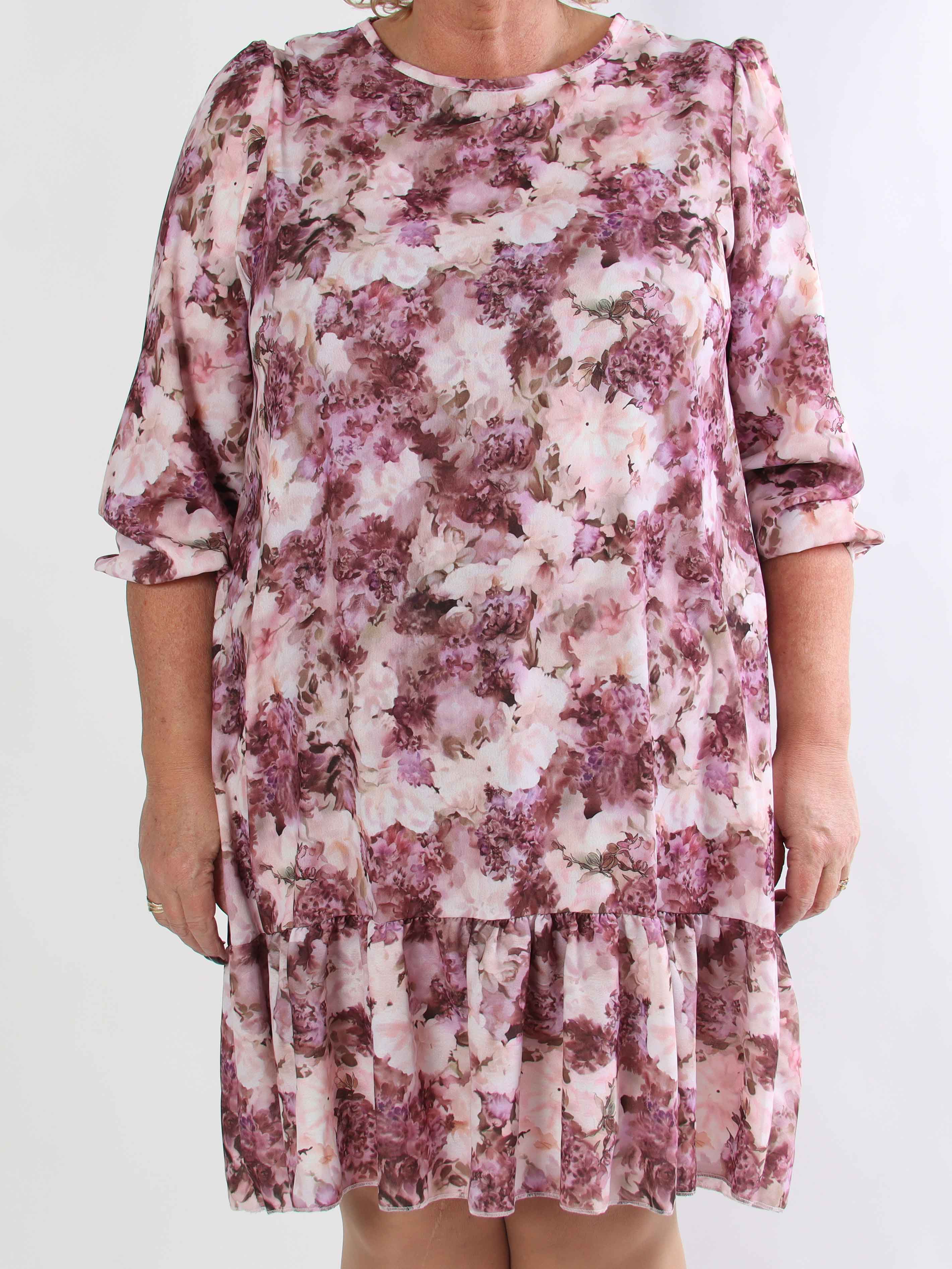 Daisy - Blomstret plus size kjole i viskose med flæsekant forneden