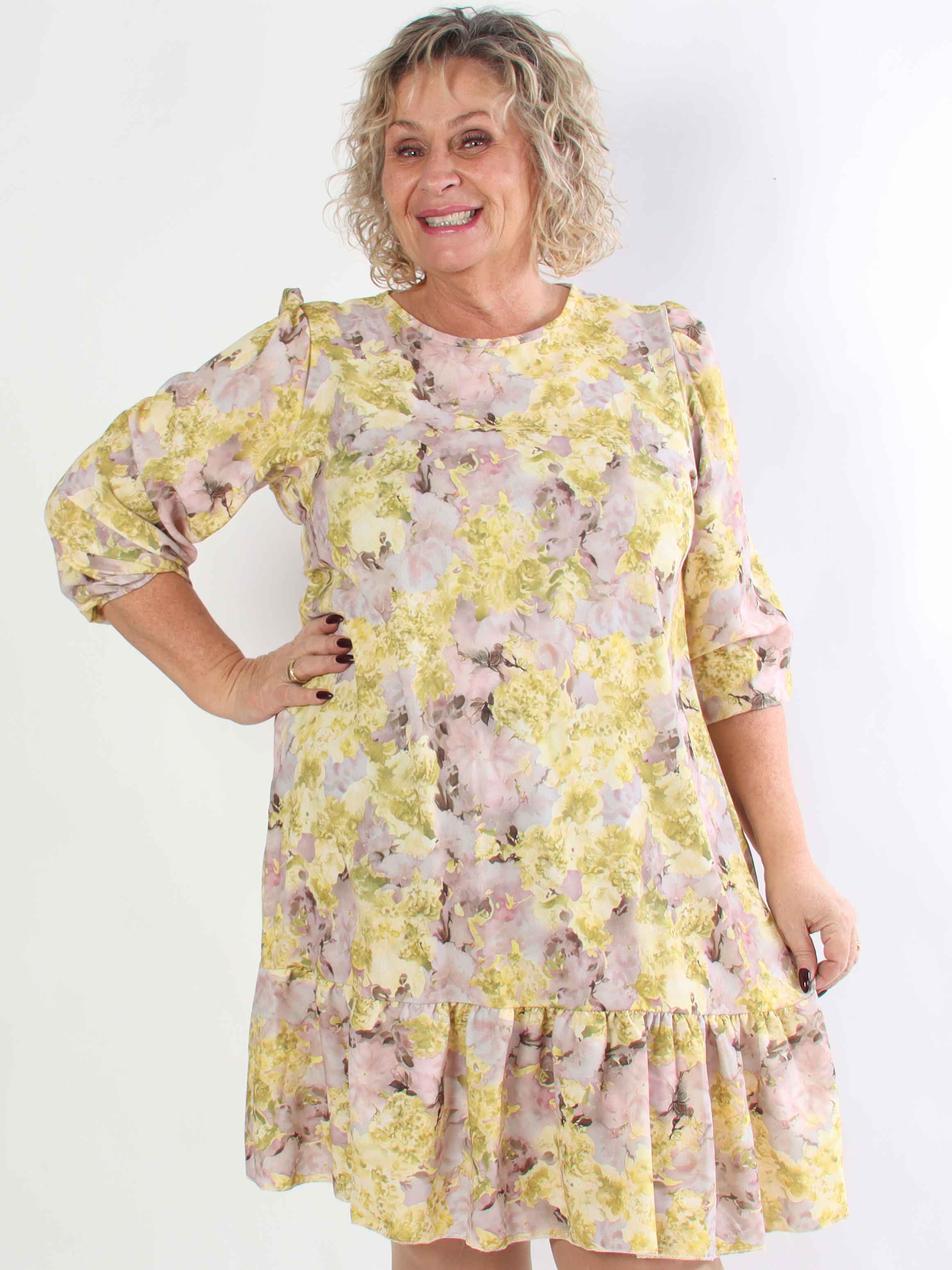 Daisy - Blomstret plus size kjole i viskose med flæsekant forneden