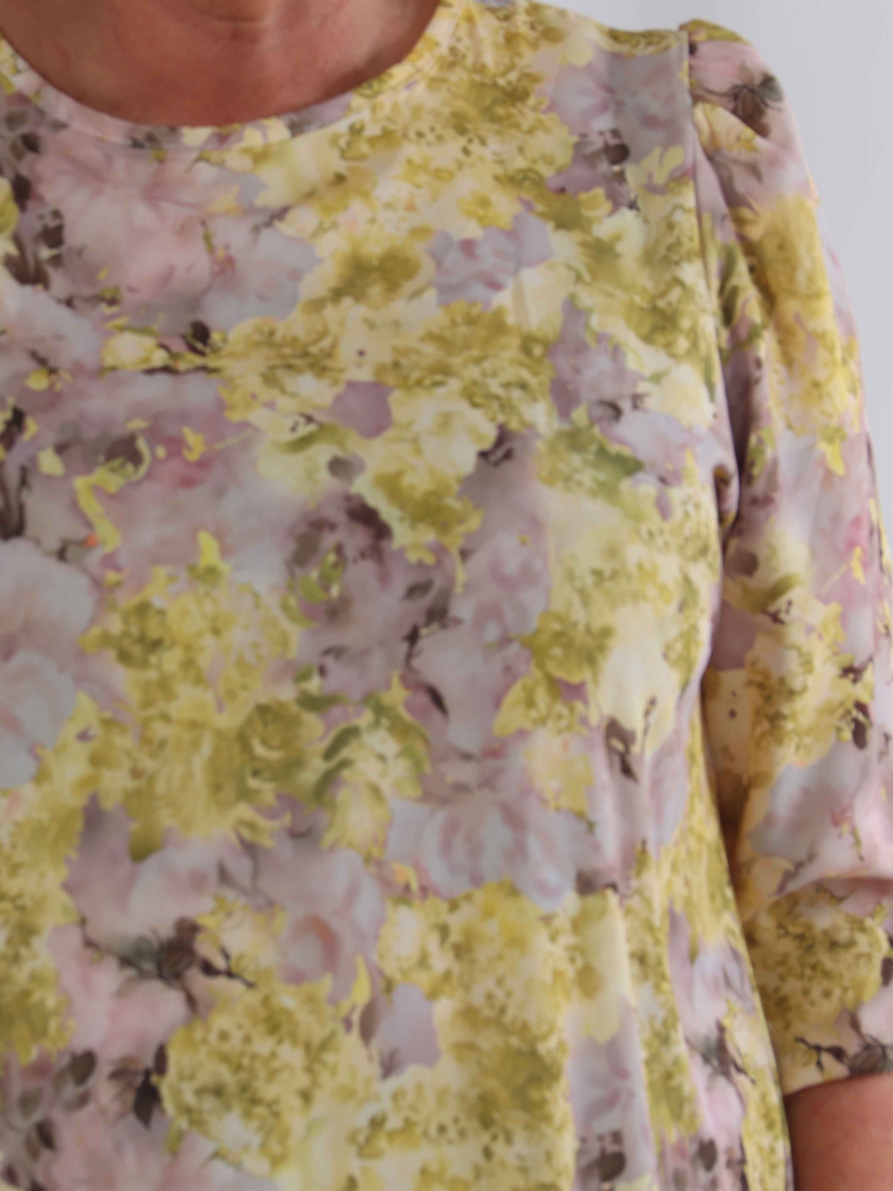 Daisy - Blomstret plus size kjole i viskose med flæsekant forneden