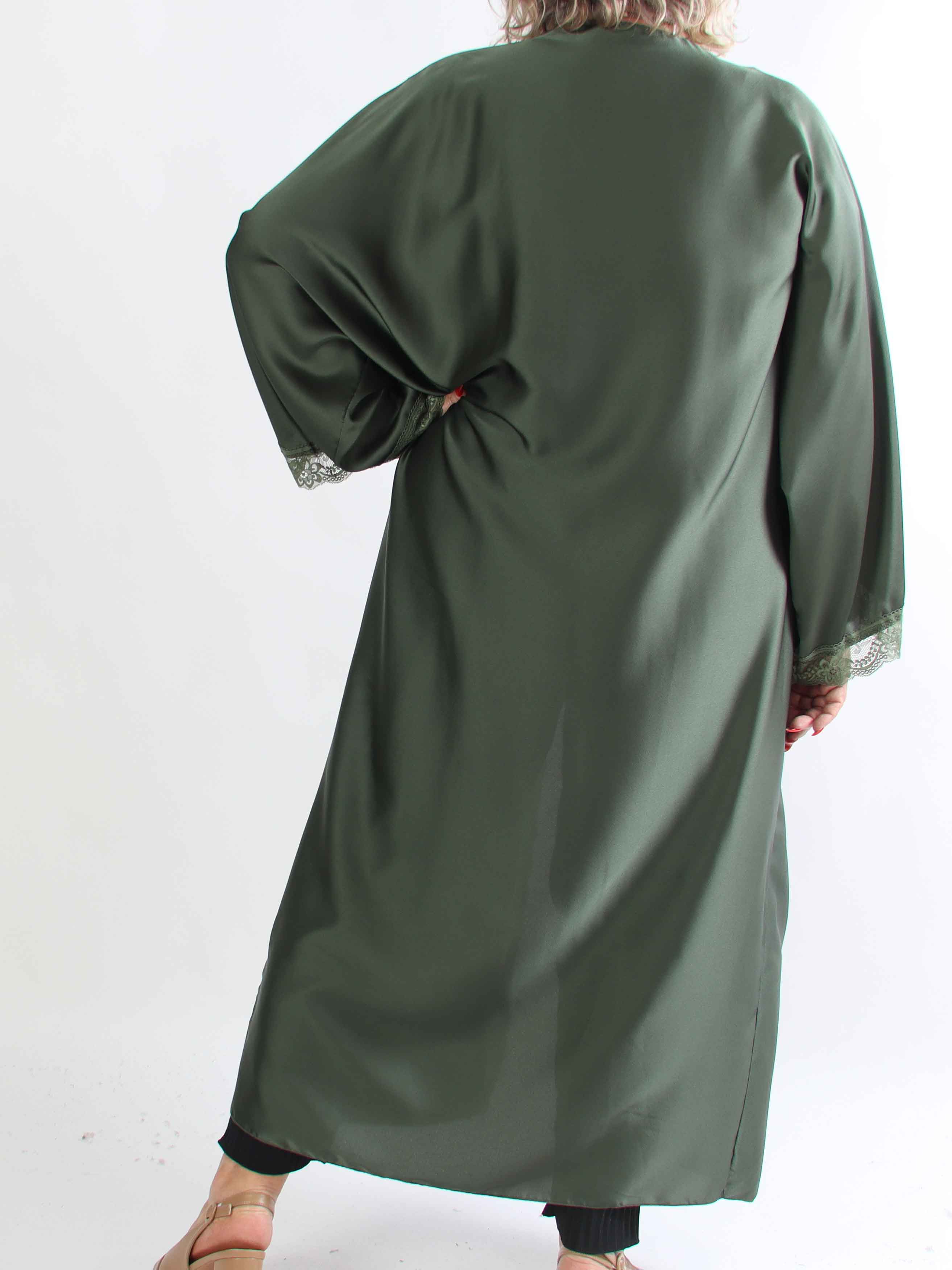 Deiene - Plus size kimono i silkelook med elegant blondekant for et sofistikeret udtryk