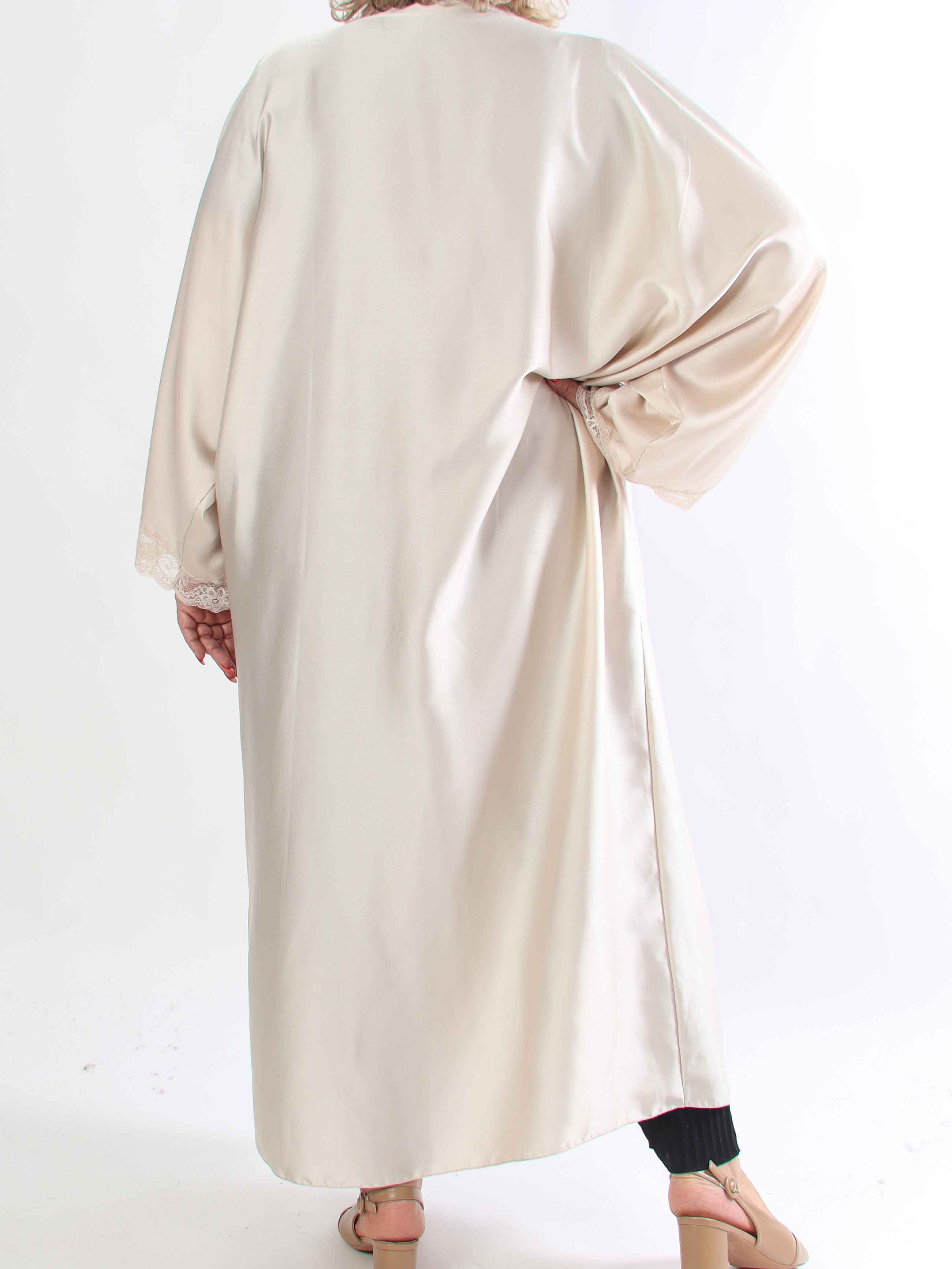 Deiene - Plus size kimono i silkelook med elegant blondekant for et sofistikeret udtryk