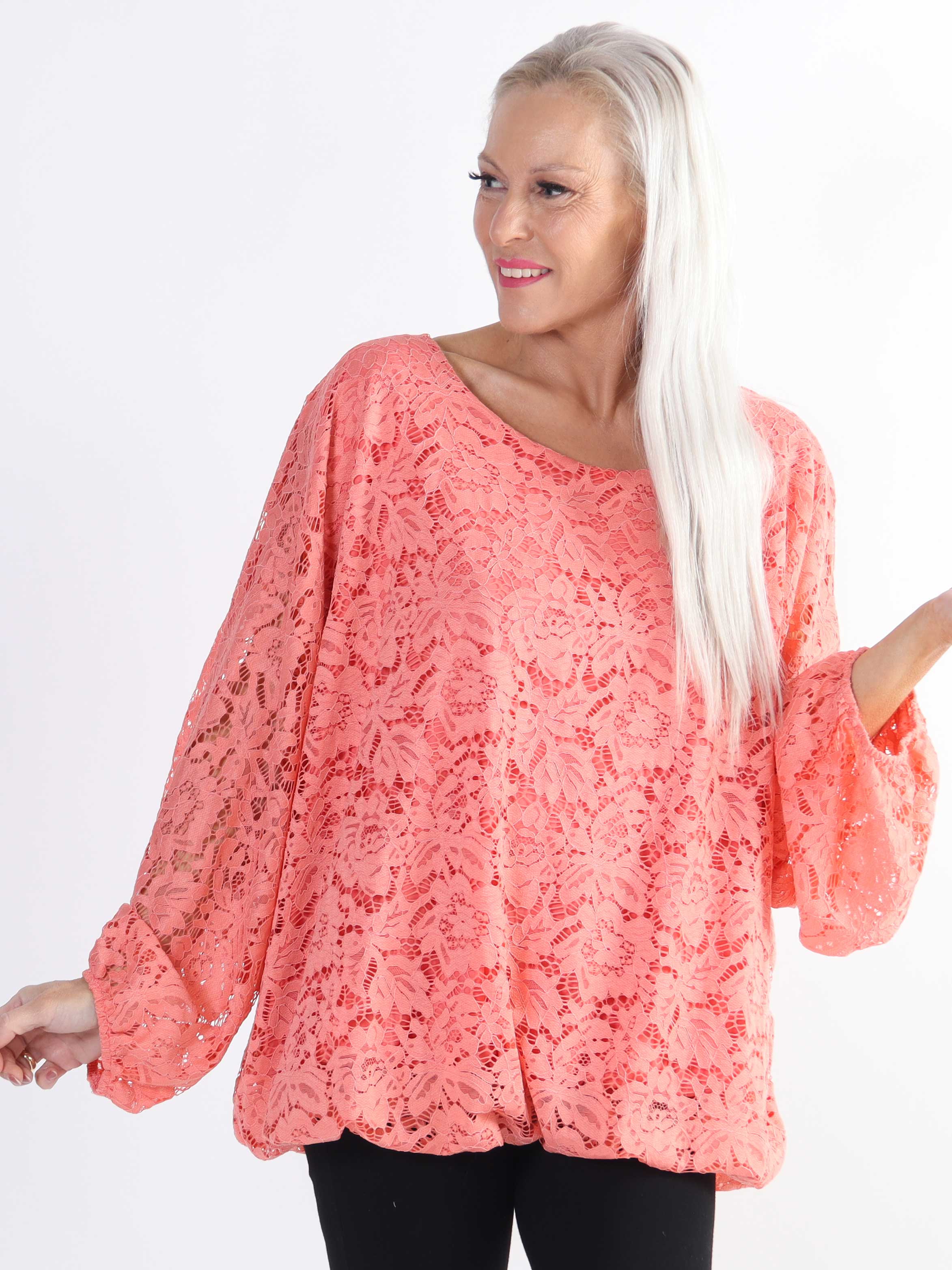 Destiny Lace - Plus size spetsblus med fladdermusärmar