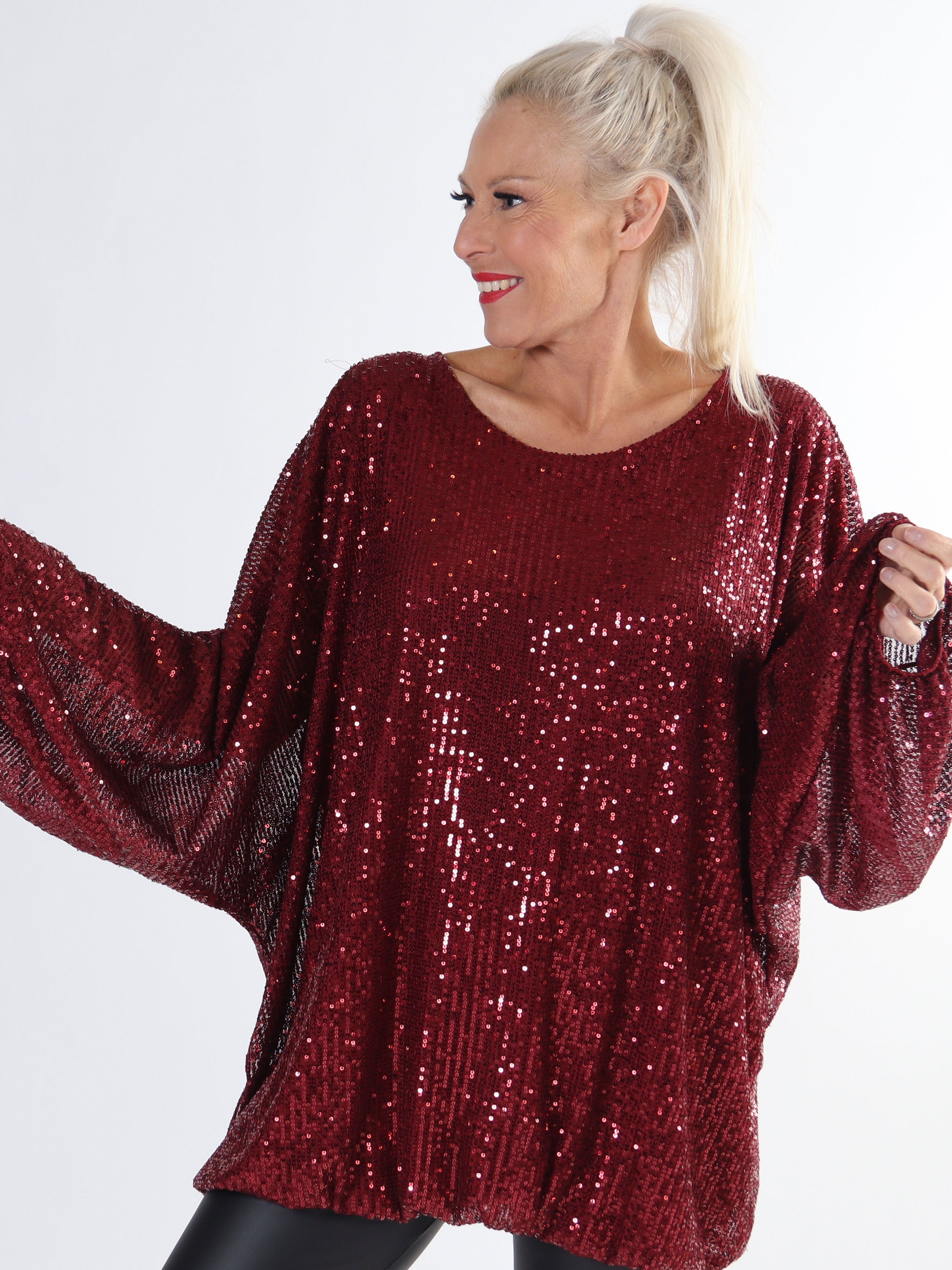 Destiny - Paljettblus med fladdermusärmar i plus size-modell