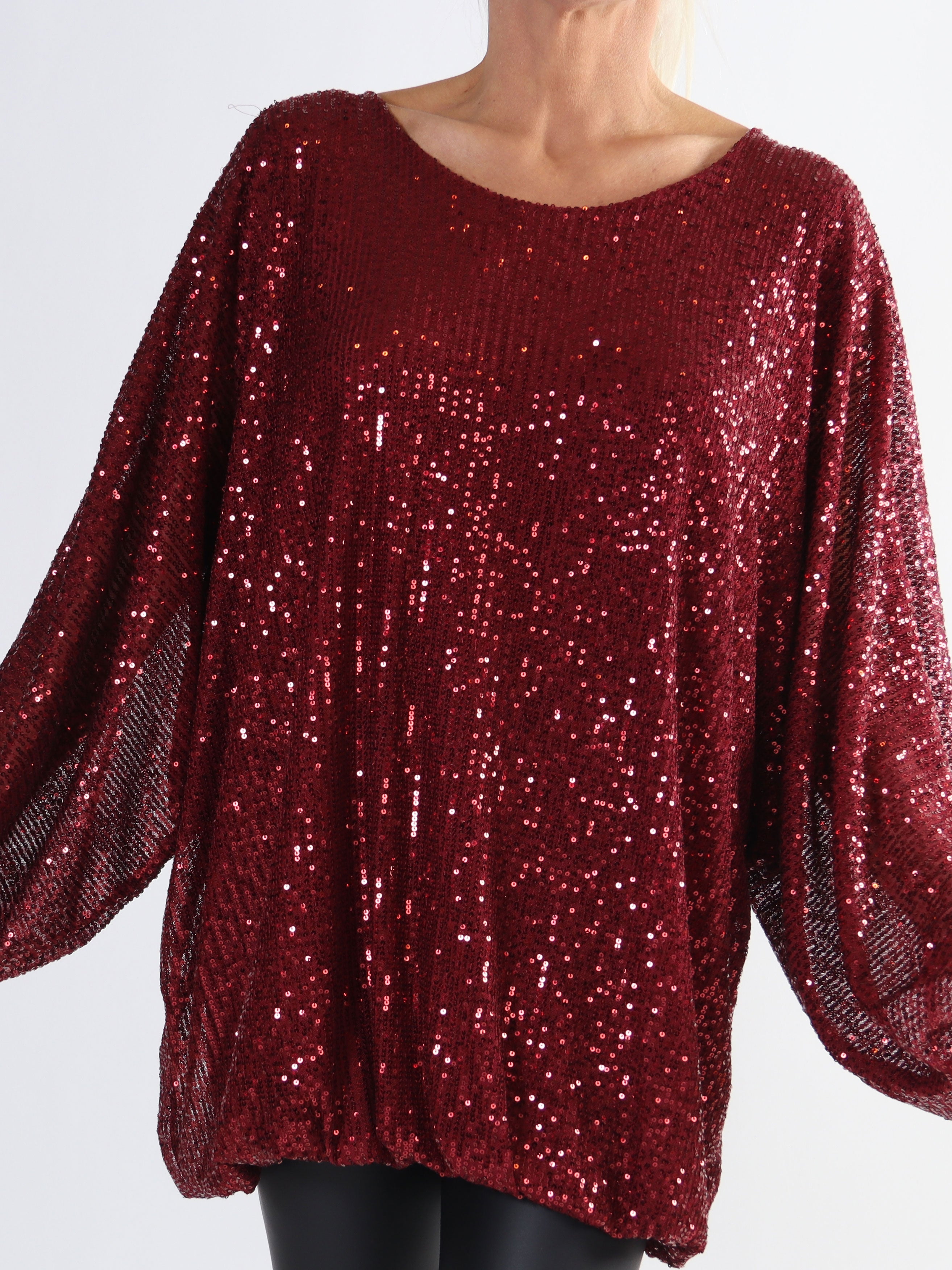 Destiny - Paljettblus med fladdermusärmar i plus size-modell