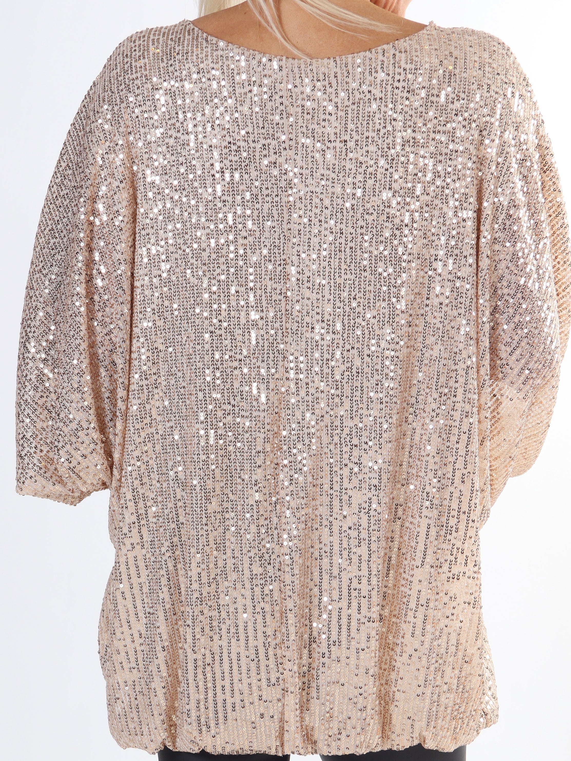 Destiny - Paljettblus med fladdermusärmar i plus size-modell