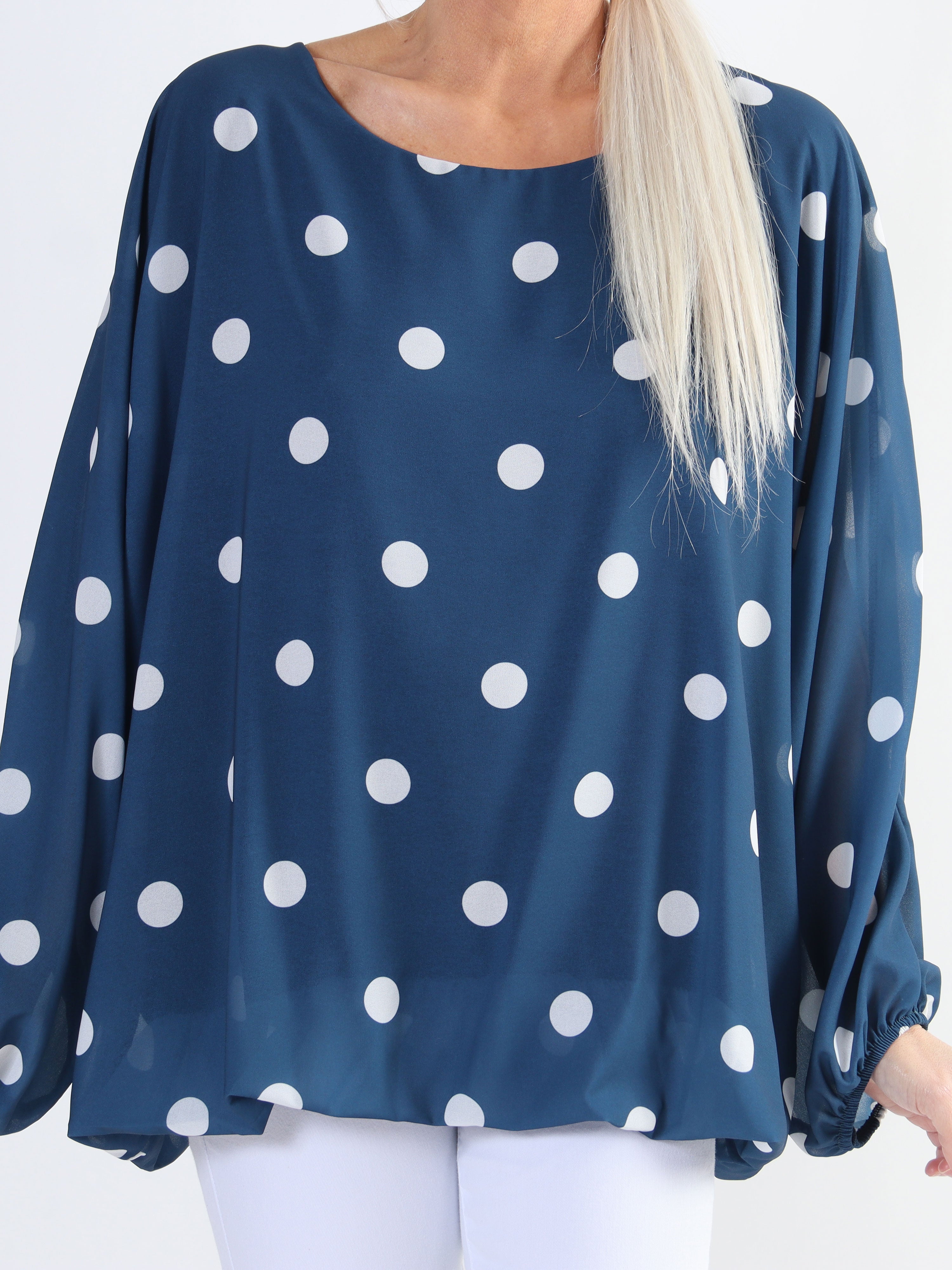 Destiny Dot - Plus size blus i chiffong med prickar