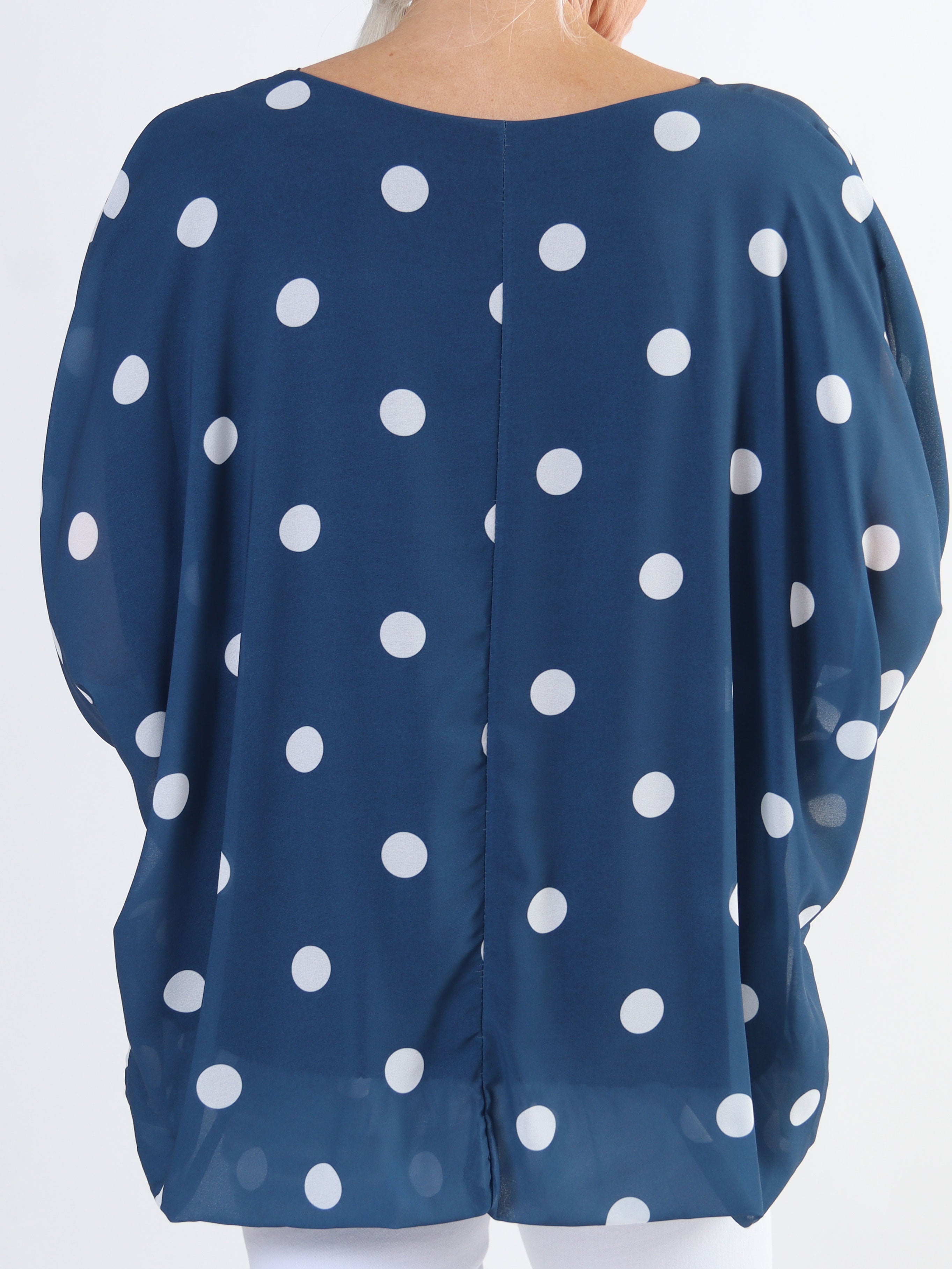 Destiny Dot - Plus size blus i chiffong med prickar