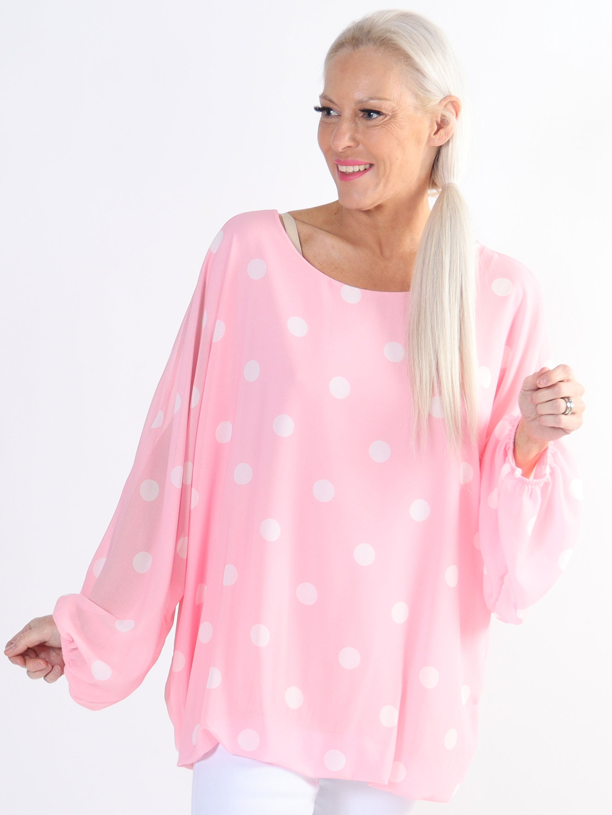 Destiny Dot - Plus size blus i chiffong med prickar