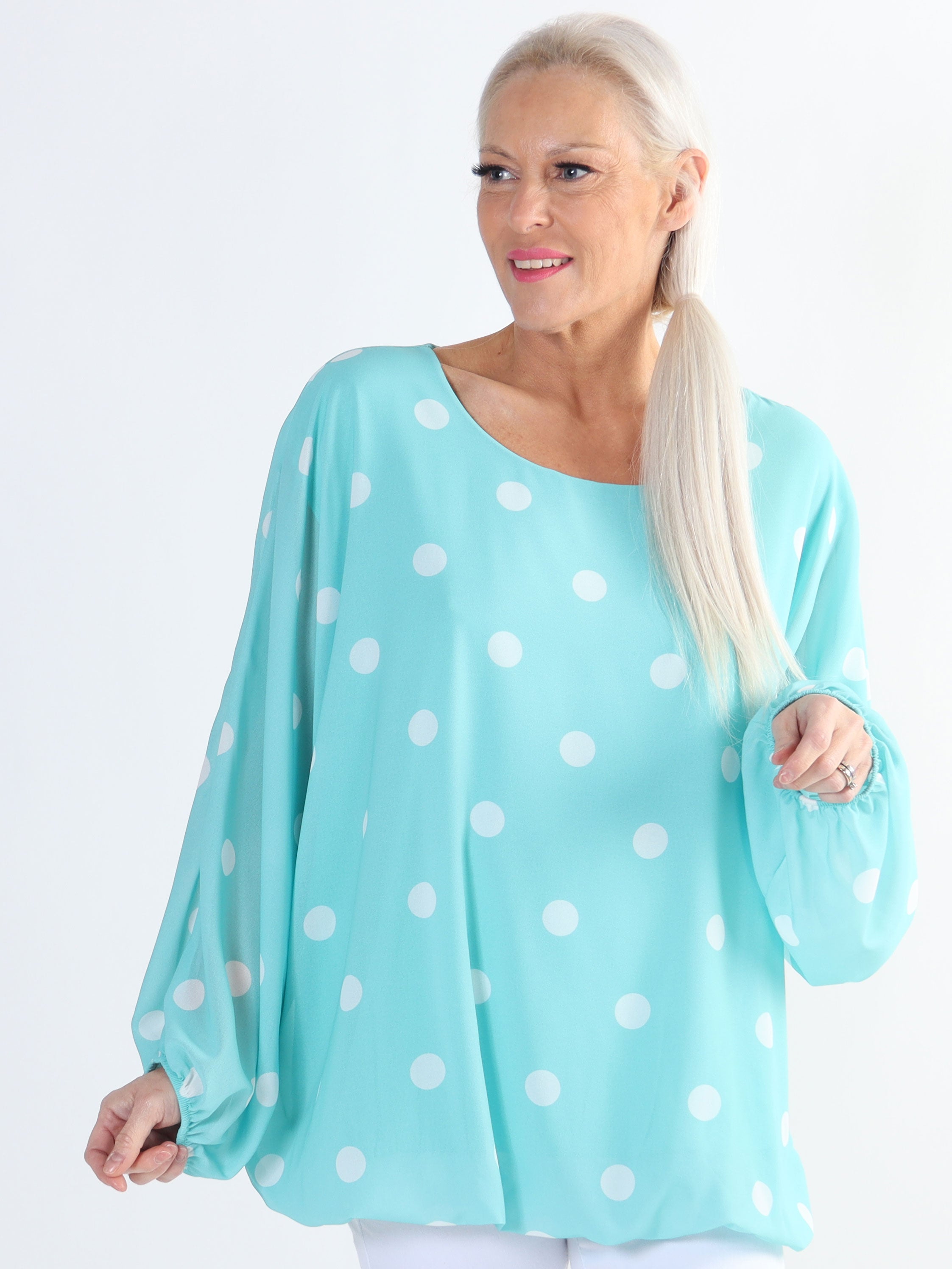 Destiny Dot - Plus size blus i chiffong med prickar