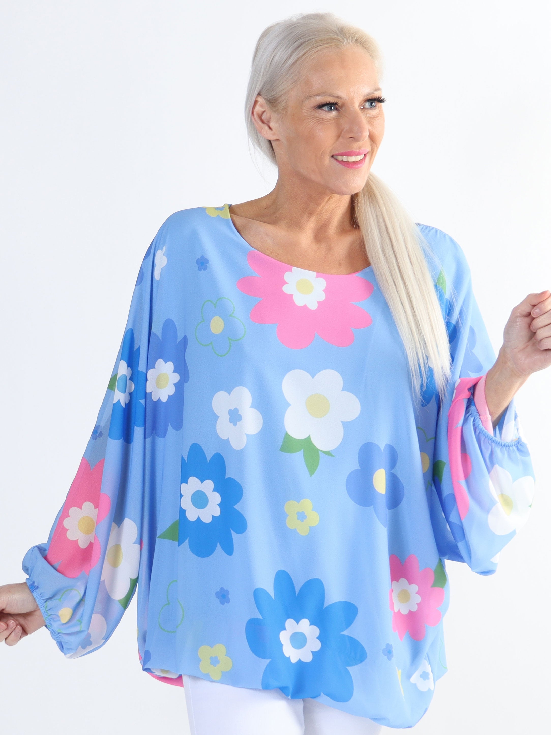 Destiny Flower - Chiffongblus med blommönster i plus size-modell