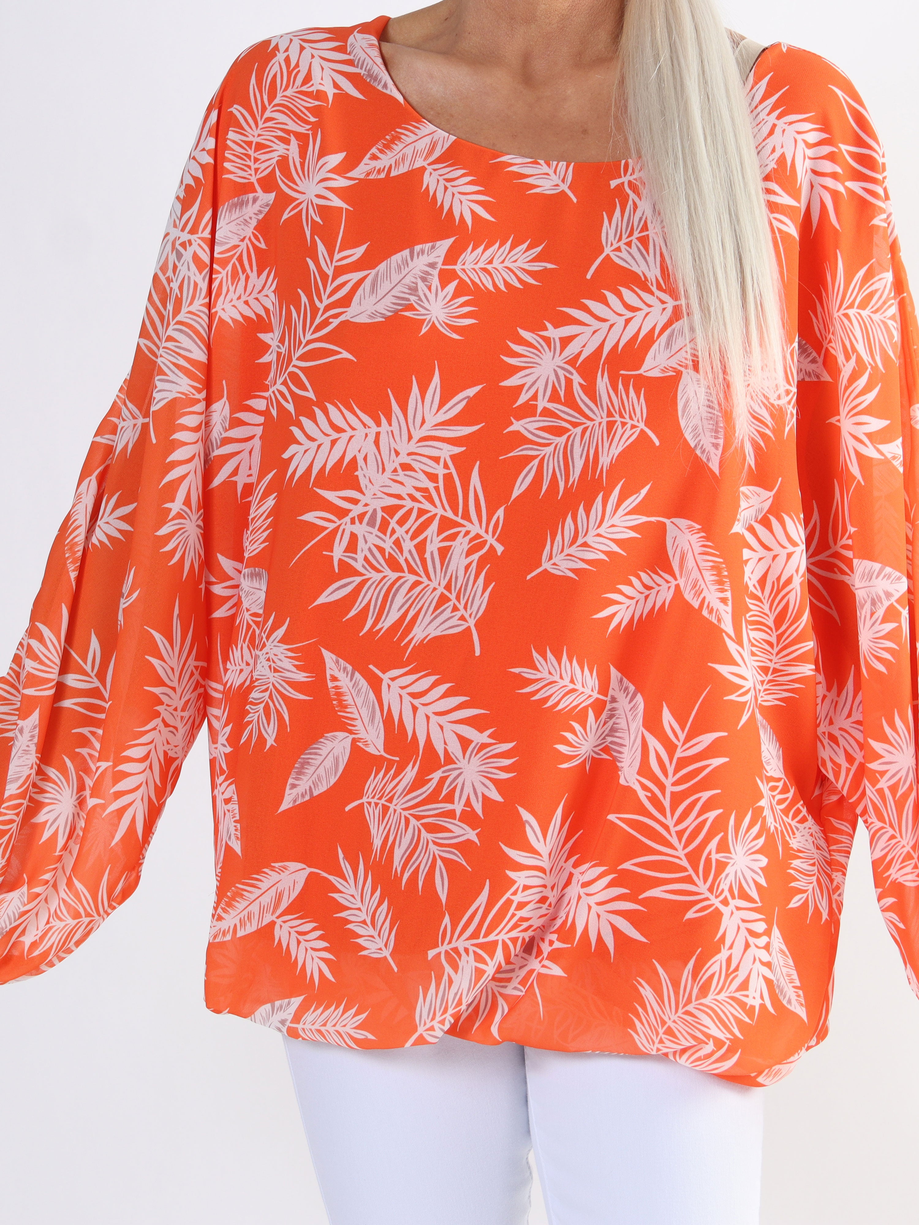 Destiny Leaf - Plus size chiffongblus med lövmönster