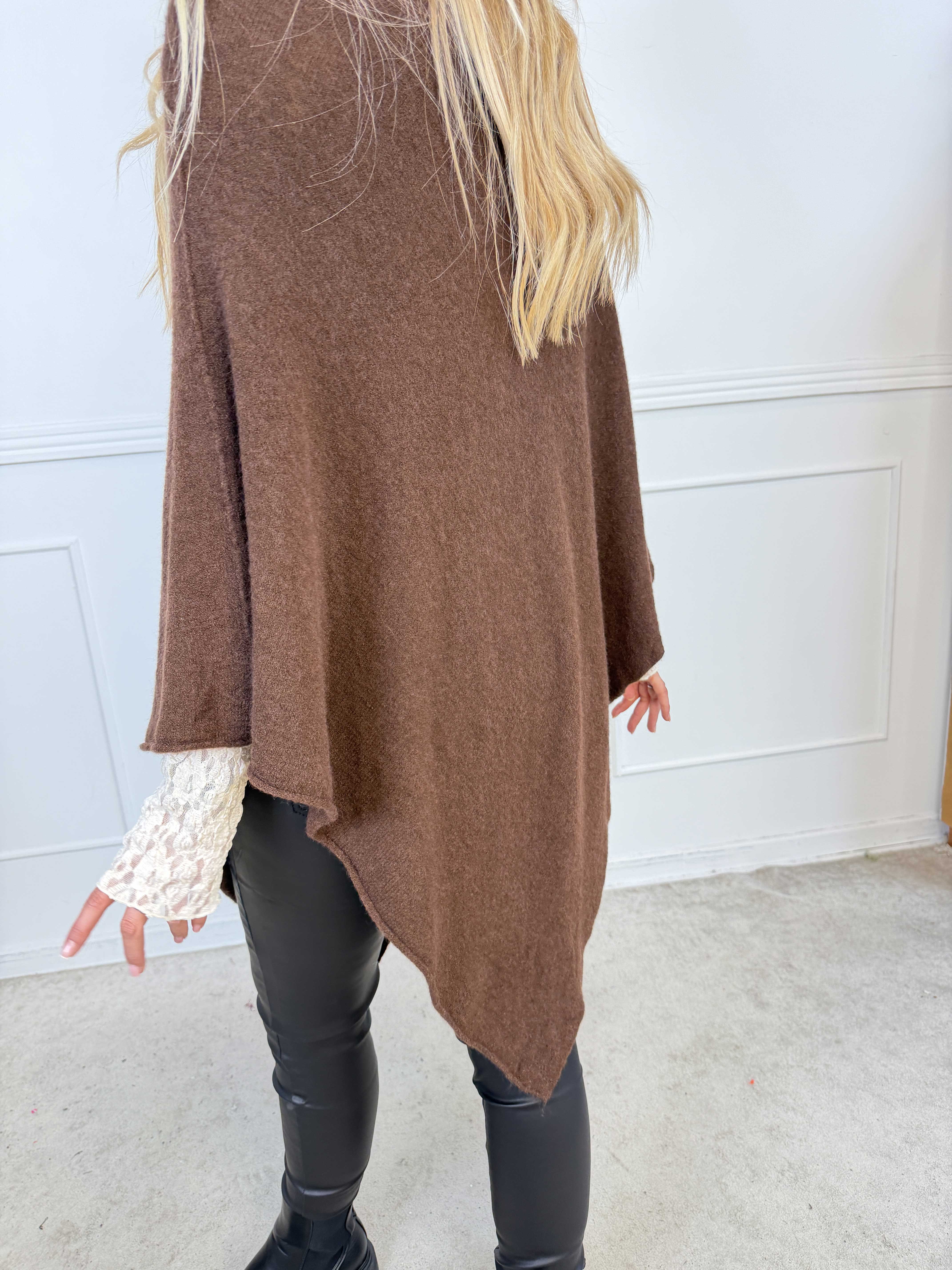 Duff - Söt och elegant poncho i en enkel, enfärgad design och snygg trekantsform