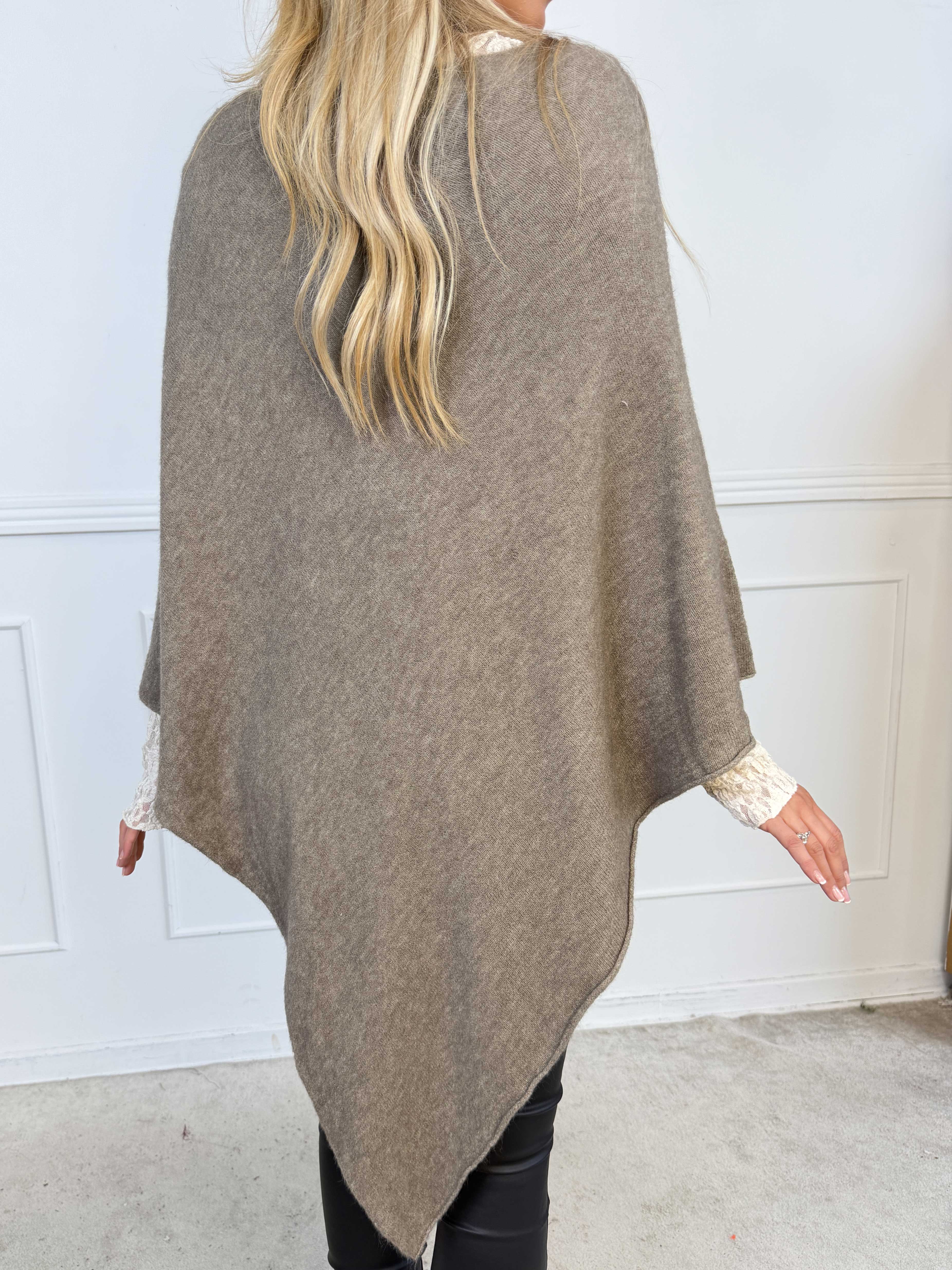 Duff - Söt och elegant poncho i en enkel, enfärgad design och snygg trekantsform