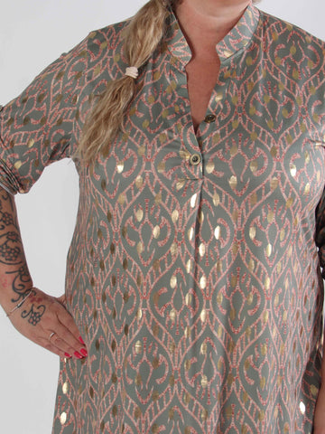 Ebba Boho Long - Elastisk mönstrad klänning i plus size med guldprickar