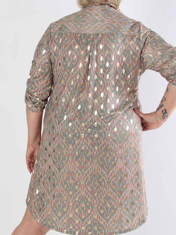 Ebba Boho Long - Elastisk mönstrad klänning i plus size med guldprickar