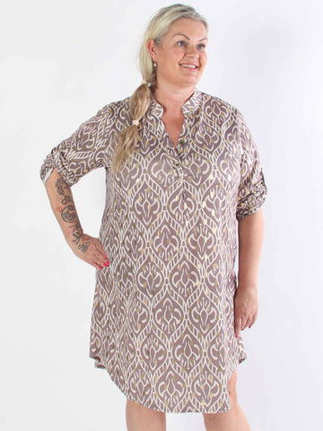 Ebba Boho Long - Elastisk mönstrad klänning i plus size med guldprickar