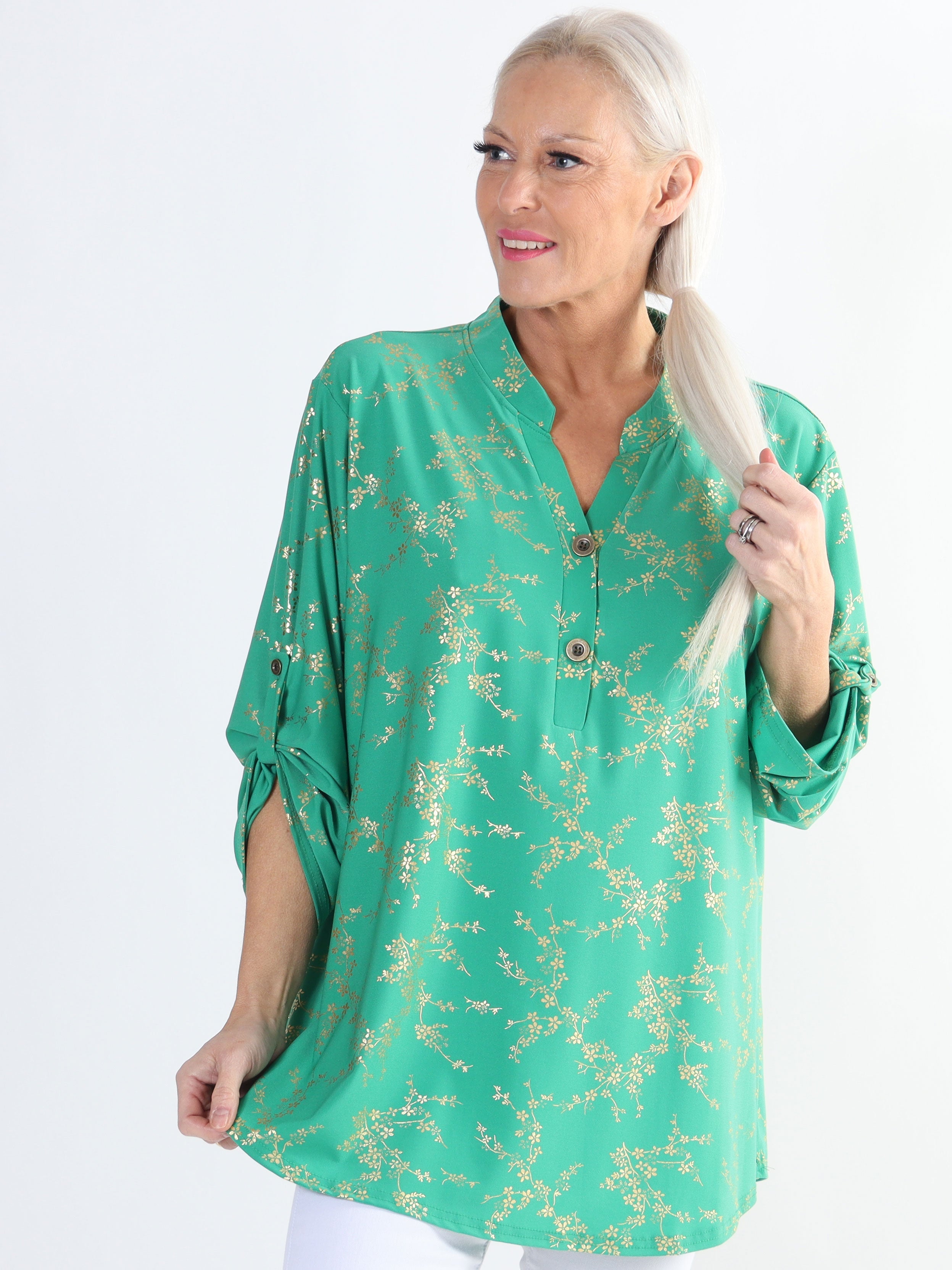 Ebba Gold - Söt plus size-blus i stretchigt tyg med gulddetaljer