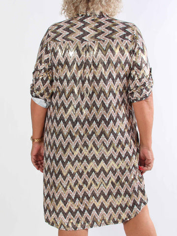 Ebba Zigzag Long - Elastisk mønstret plus size kjole med guld detaljer